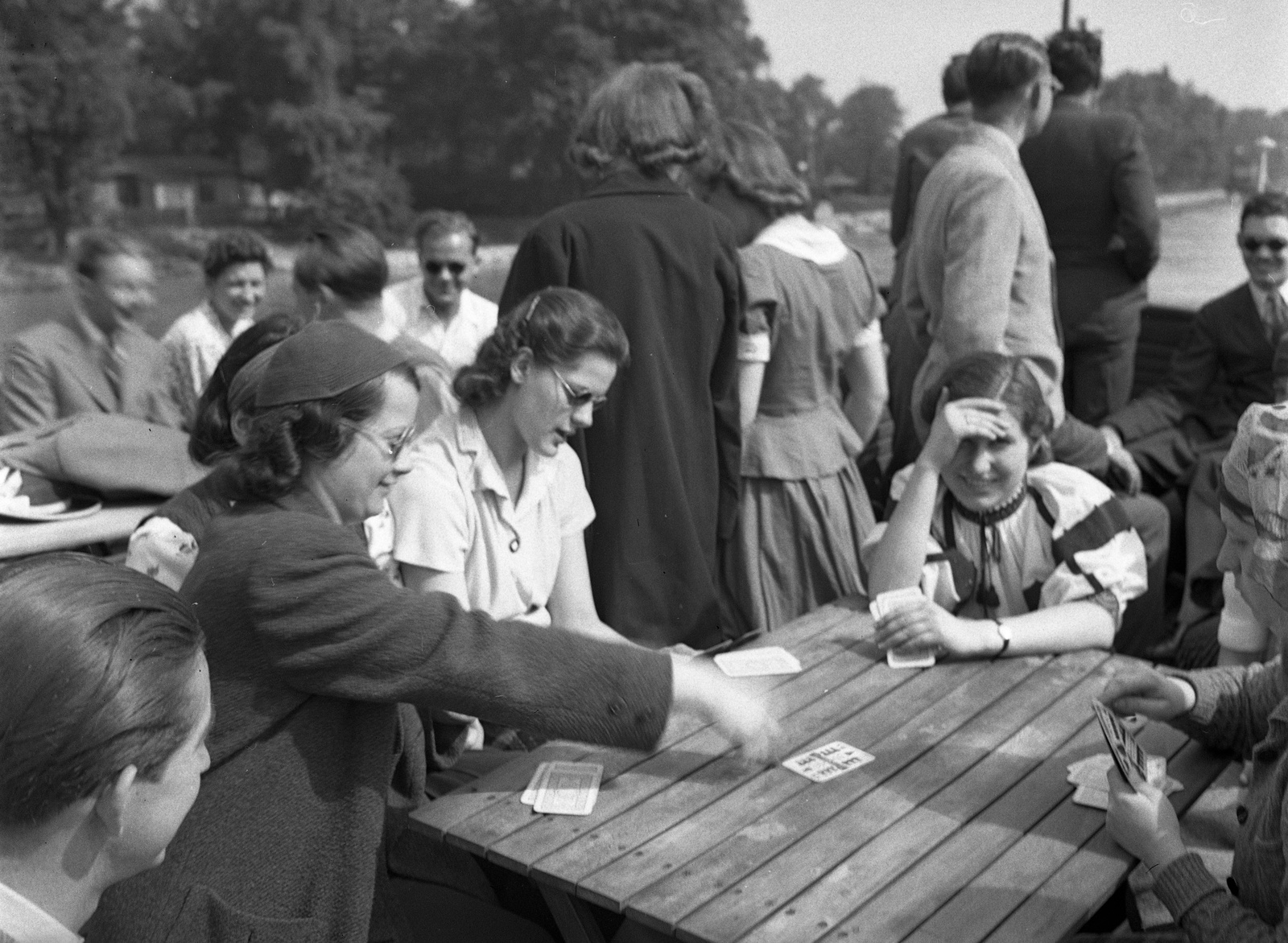 Hungary, IV (4) számú csavargőzös a Dunán., 1940, Lissák Tivadar, card game, shades, boat trip, Fortepan #71371