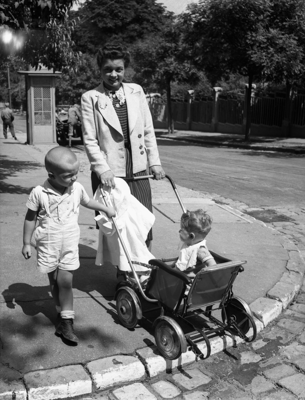 Hungary, Budapest XII., Bíró utca - Csaba utca sarok., 1940, Lissák Tivadar, baby carriage, cobblestones, kid, Budapest, close-cropped, Fortepan #71391