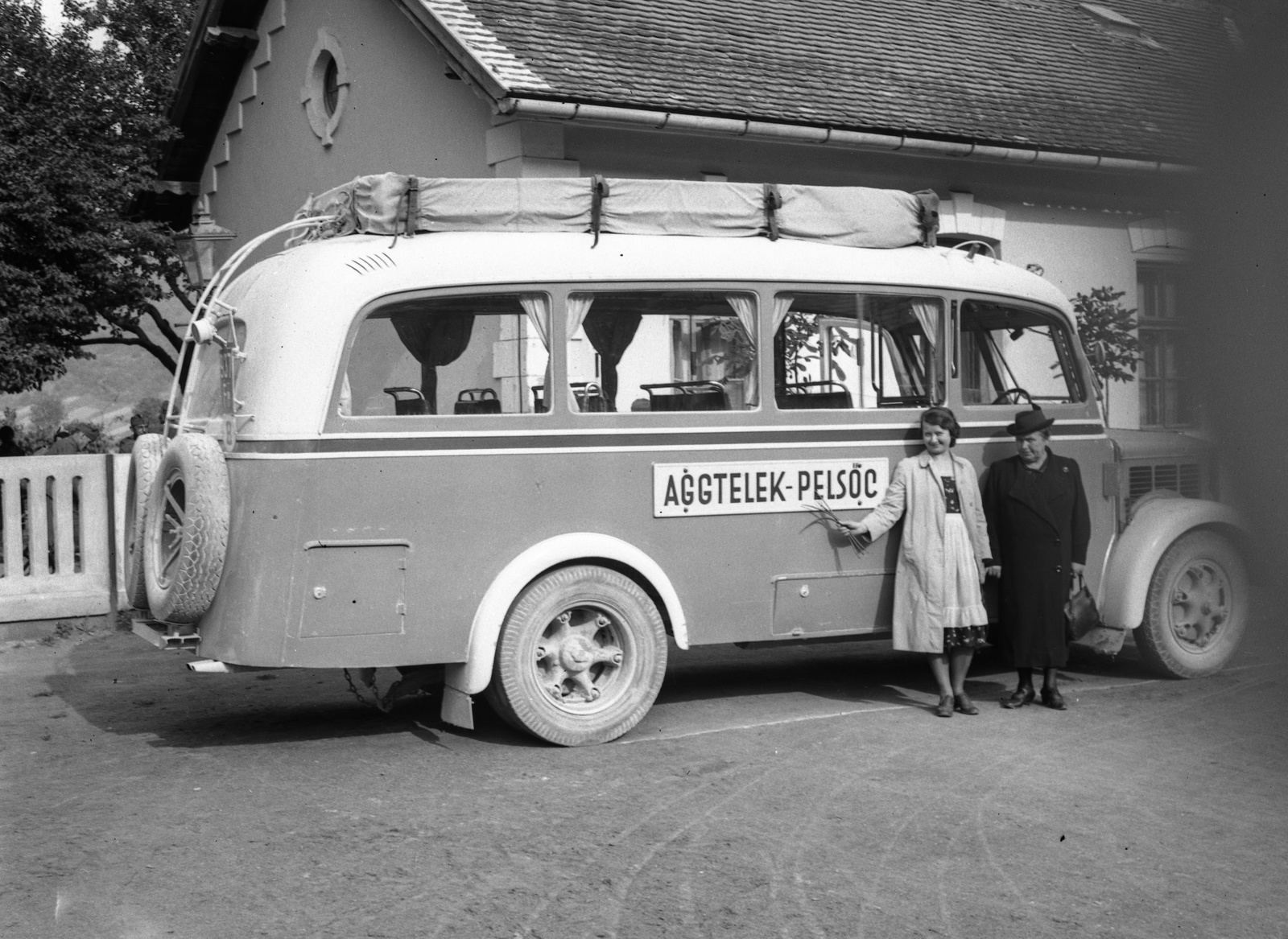 Hungary, Mávag-Mercedes gyártmányú autóbusz Jósfavő-Aggtelek (ekkor Szin) vasútállomásnál., 1940, Lissák Tivadar, bus, Hungarian brand, MÁVAUT-organisation, destination sign, girls'n'cars, Fortepan #71395