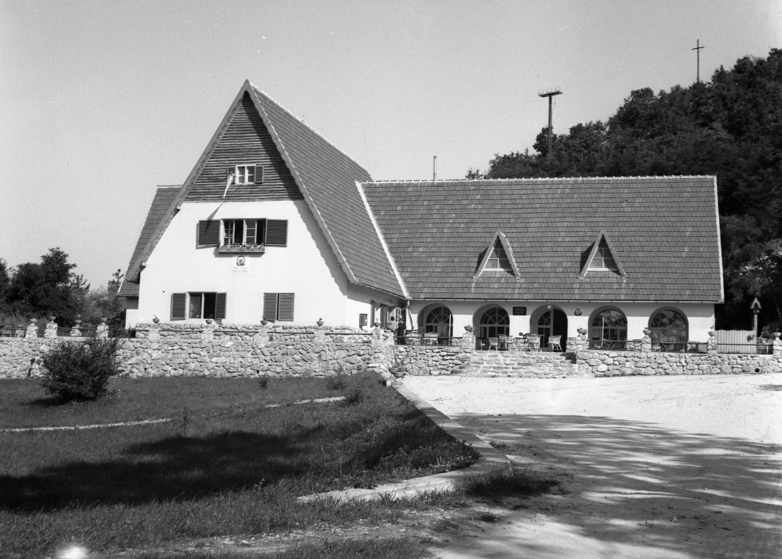 Hungary, Aggtelek, a Baradla-barlang bejárata melletti Barlang-Szálló., 1940, Lissák Tivadar, venetian blind, Fortepan #71396