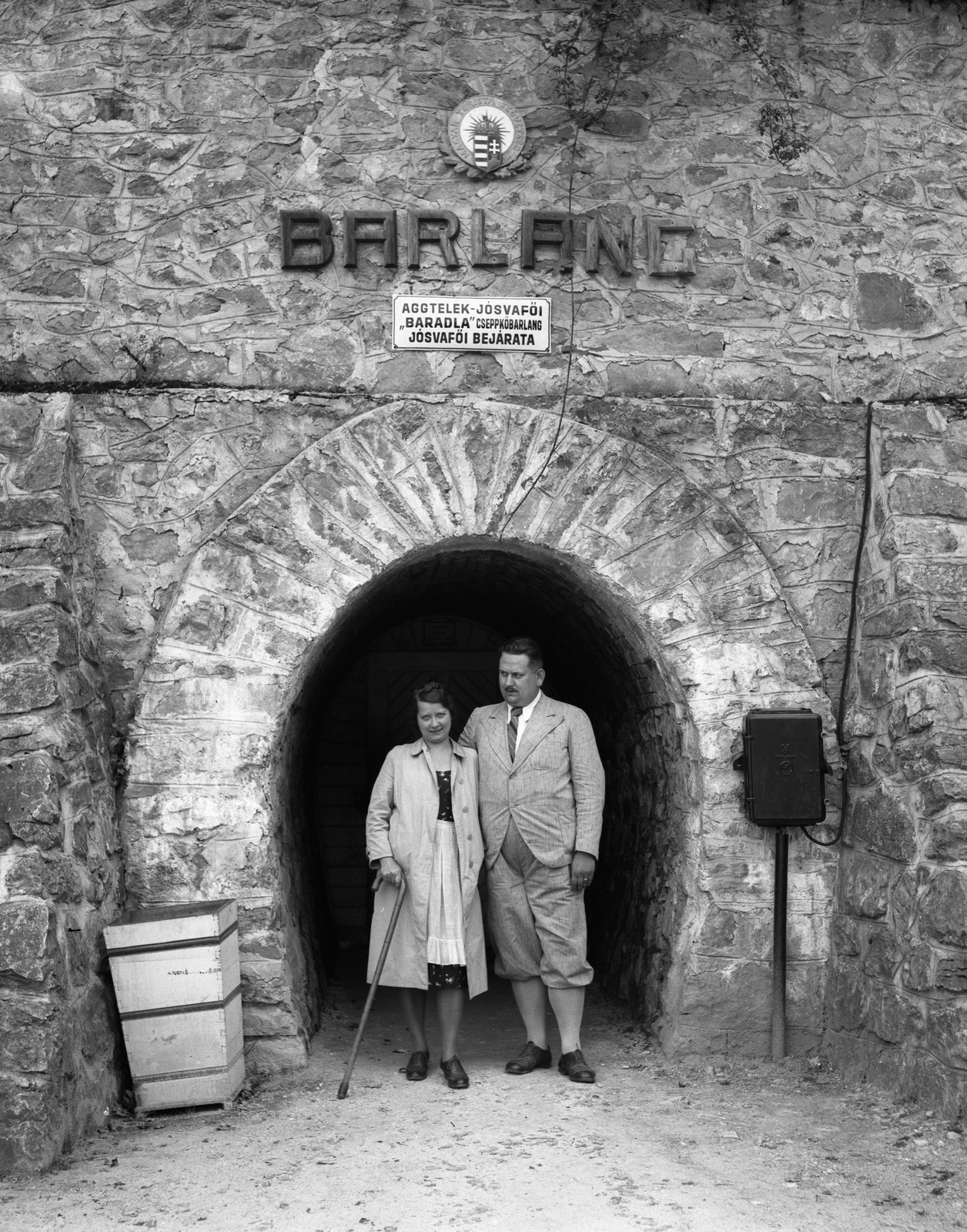 Hungary, Jósvafő, a Baradla cseppkőbarlang bejárata., 1940, Lissák Tivadar, cave, enamel sign, Association of Hungarian Tourists, national emblem, entrance, Fortepan #71401