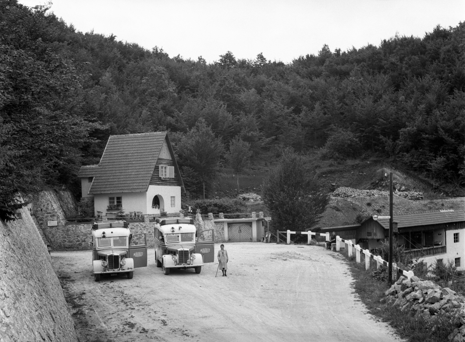 Hungary, Jósvafő, a Baradla cseppkőbarlang bejárata., 1940, Lissák Tivadar, bus, Hungarian brand, Fortepan #71402