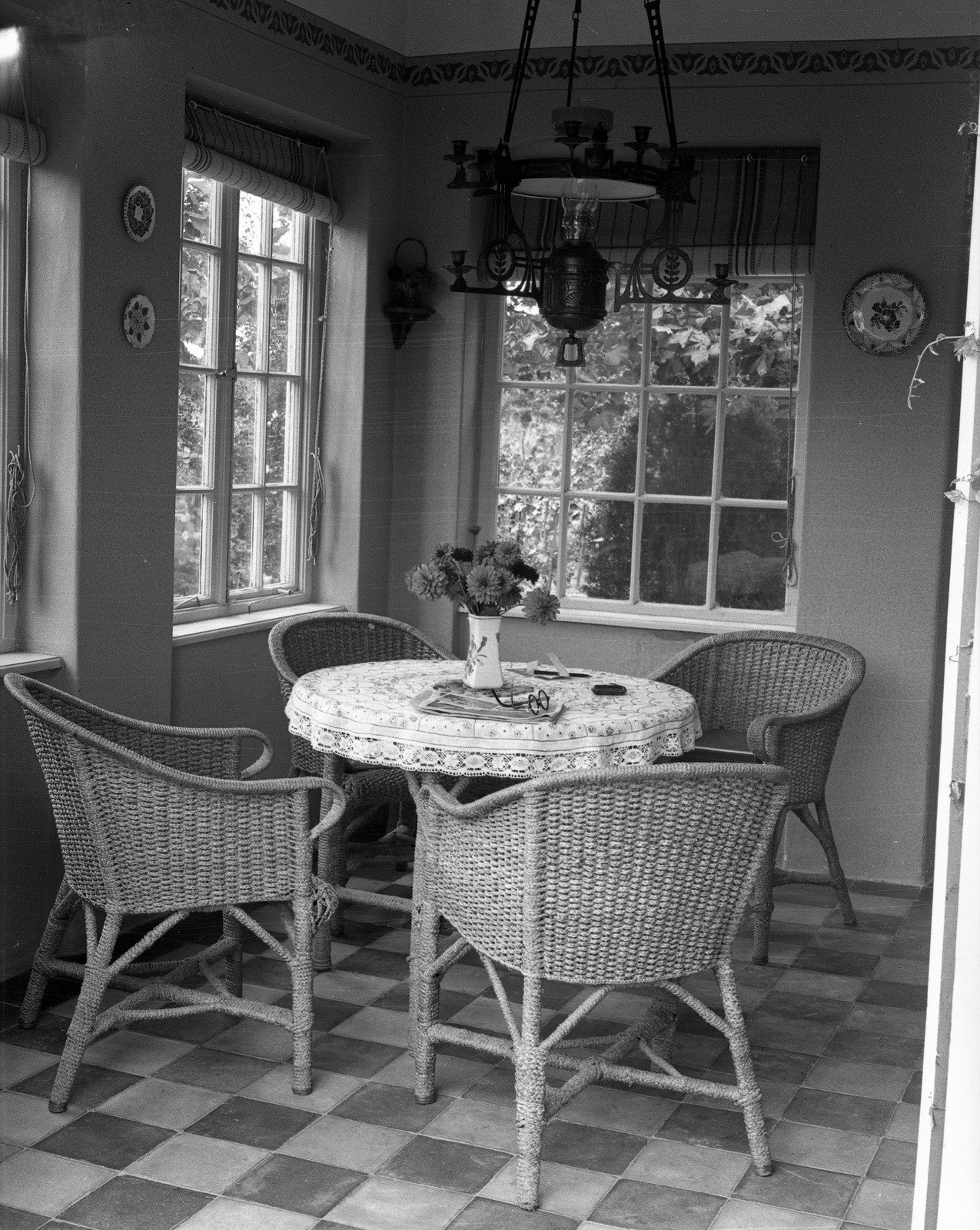 1940, Lissák Tivadar, wicker chair, interior, chandelier, table, tablecloth, bouquet, porch, lace, Fortepan #71419