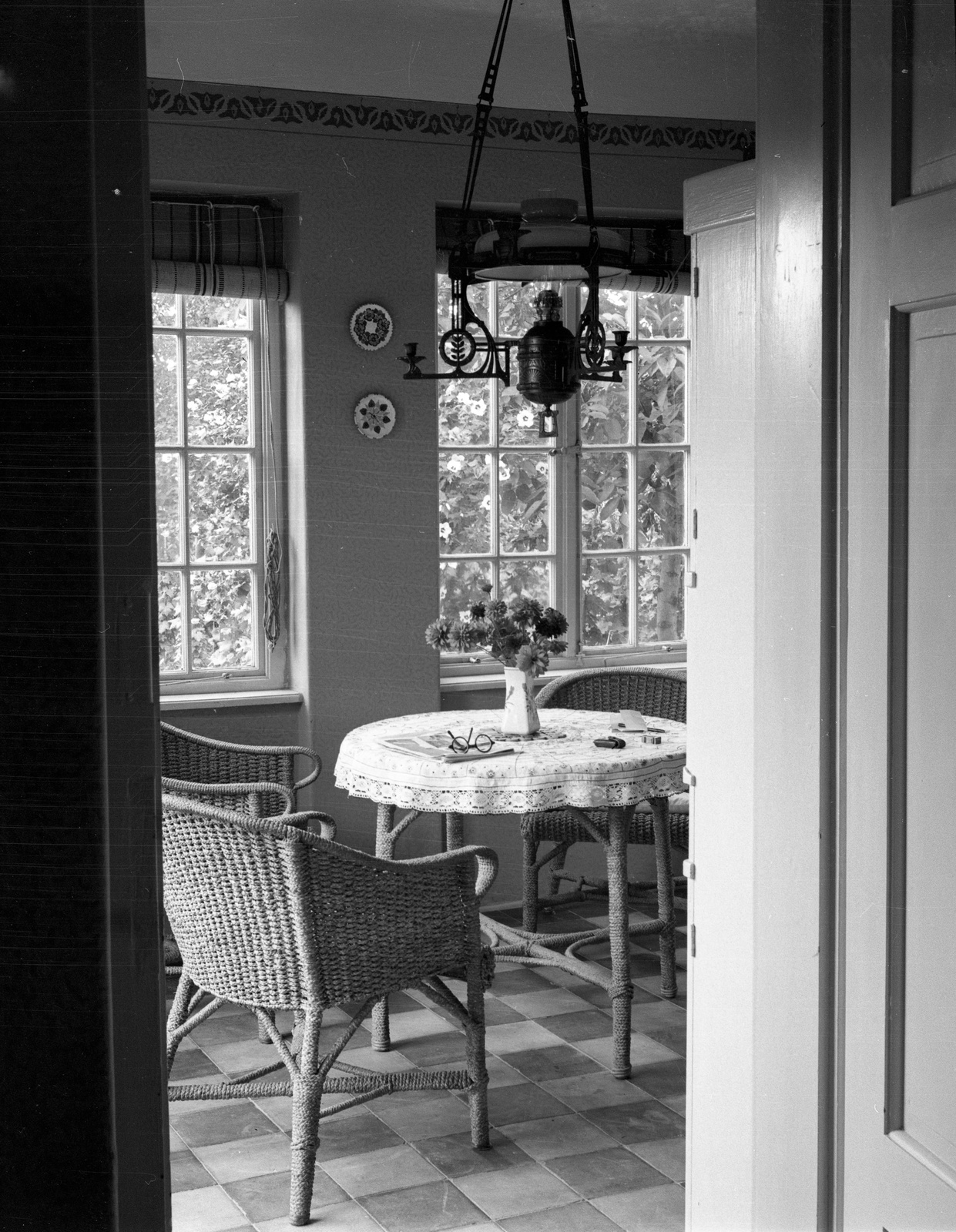 1940, Lissák Tivadar, wicker chair, interior, chandelier, bouquet, porch, Fortepan #71420