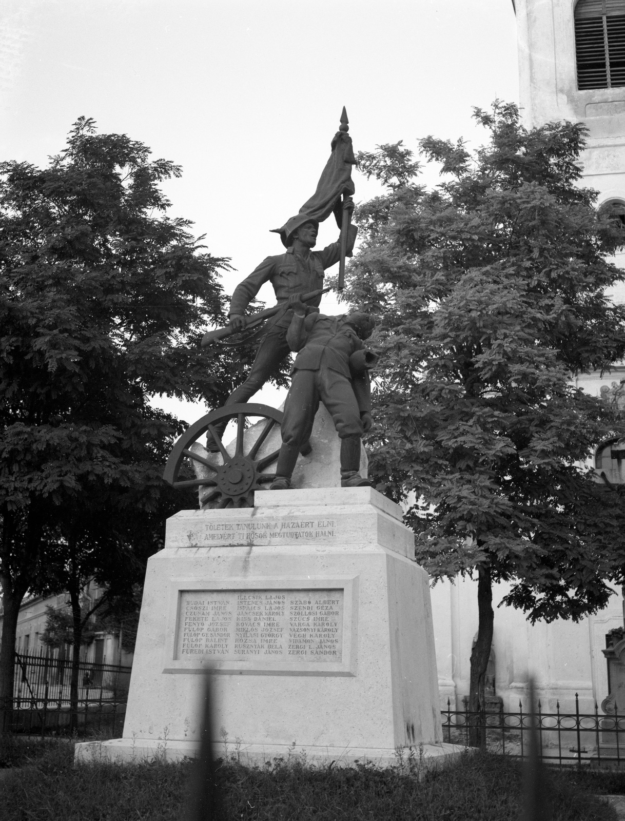 Hungary, Hajmáskér, I. világháborús emlékmű (Gách István, 1931.), háttérben a Szentháromság templom., 1940, Lissák Tivadar, Fortepan #71424