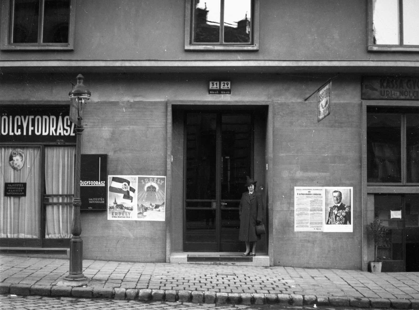 Hungary, Budapest II., Retek utca 29-31., 1940, Lissák Tivadar, poster, hairdresser, crest, gas lamp, Nicolaus Horthy-portrayal, gateway, Budapest, peeking, Best of, Fortepan #71430
