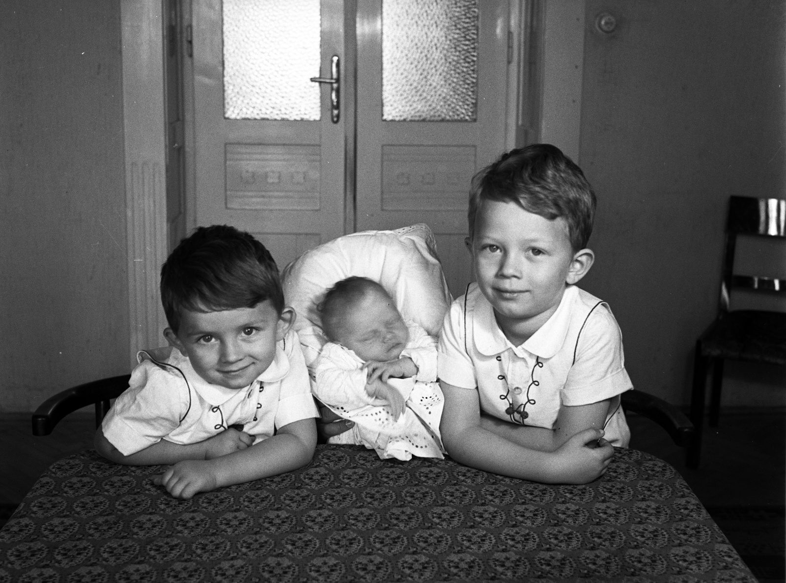 1940, Lissák Tivadar, brothers, prop up on elbows, three people, Best of, Fortepan #71432