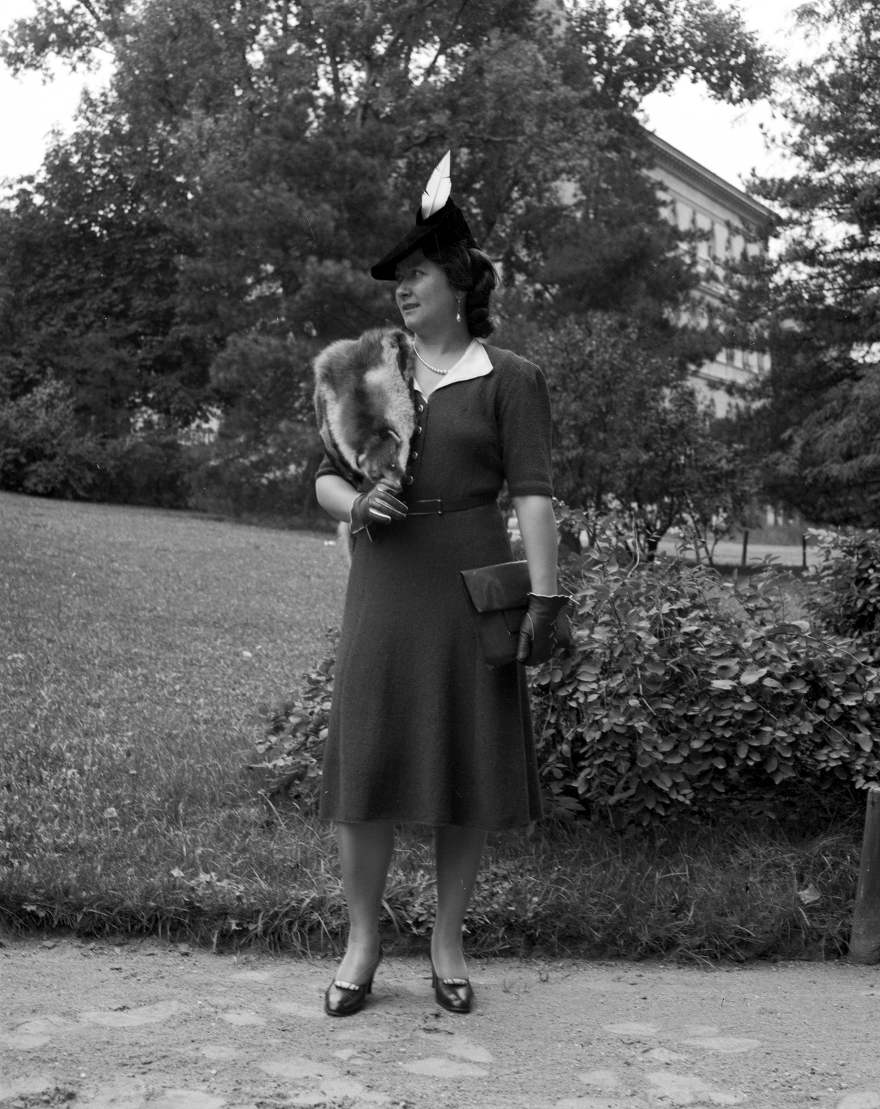 Hungary, Városmajor, Budapest XII., háttérben az Ignotus (Klára) utca - Szamos utca sarok., 1940, Lissák Tivadar, fashion, woman, Budapest, Fortepan #71436