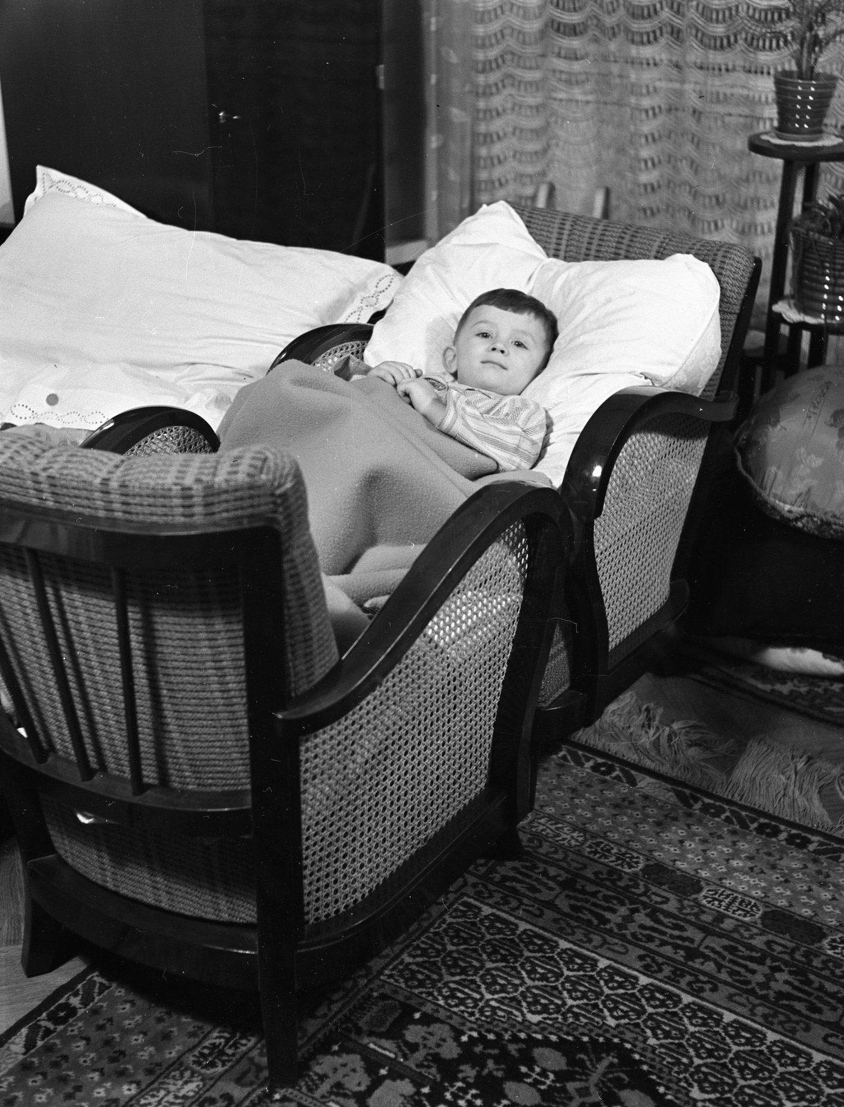 Hungary, Budapest II., Retek utca 29-31., I. emeleti lakás utcai szobája., 1940, Lissák Tivadar, kid, tonett, chair, arm chair, berth, Budapest, Fortepan #71447
