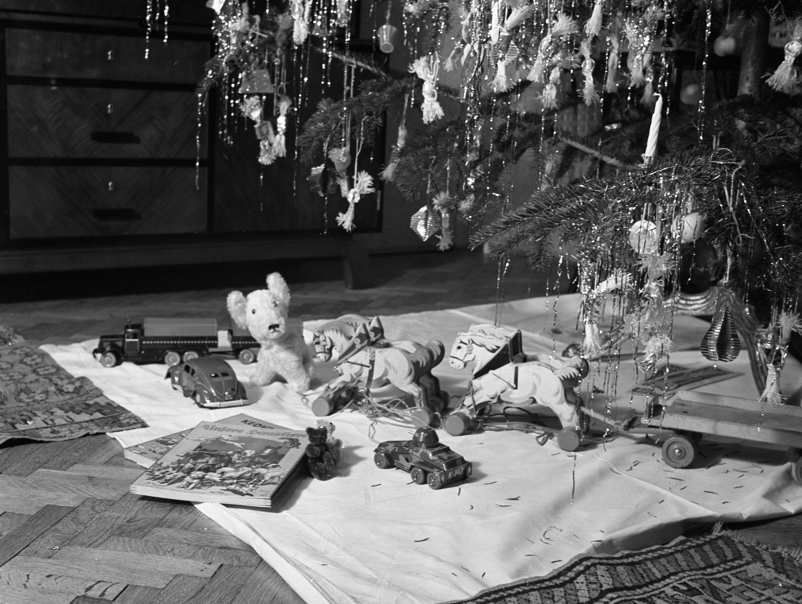 Hungary, Budapest I., a felvétel a Batthyány utca 49. számú házban készült., 1940, Lissák Tivadar, model car, christmas tree, Christmas candy, candle, storybook, toy animal, Budapest, Fortepan #71449