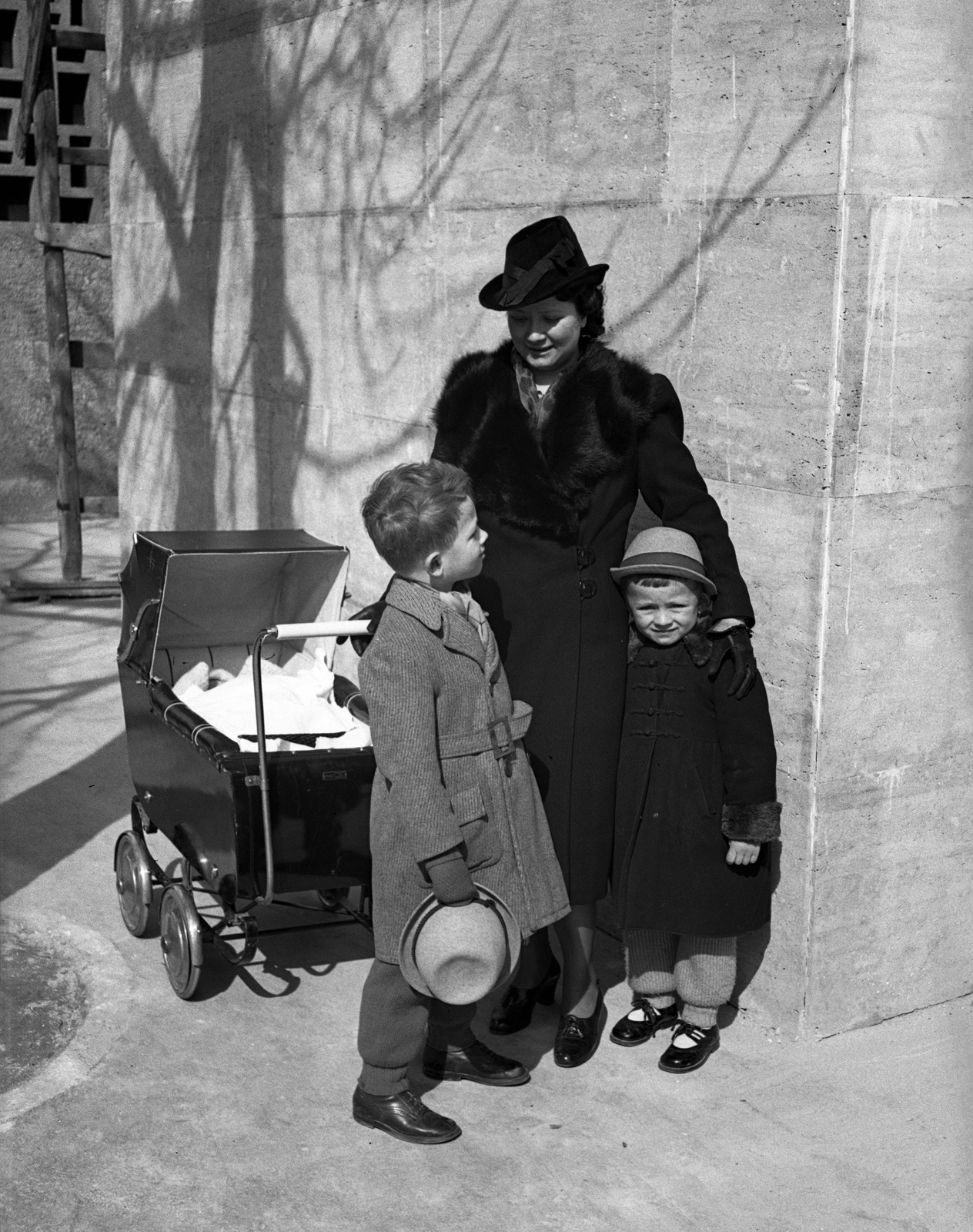 Hungary, Városmajor, Budapest XII., a Jézus Szíve-templomnál., 1941, Lissák Tivadar, baby carriage, Budapest, Fortepan #71451