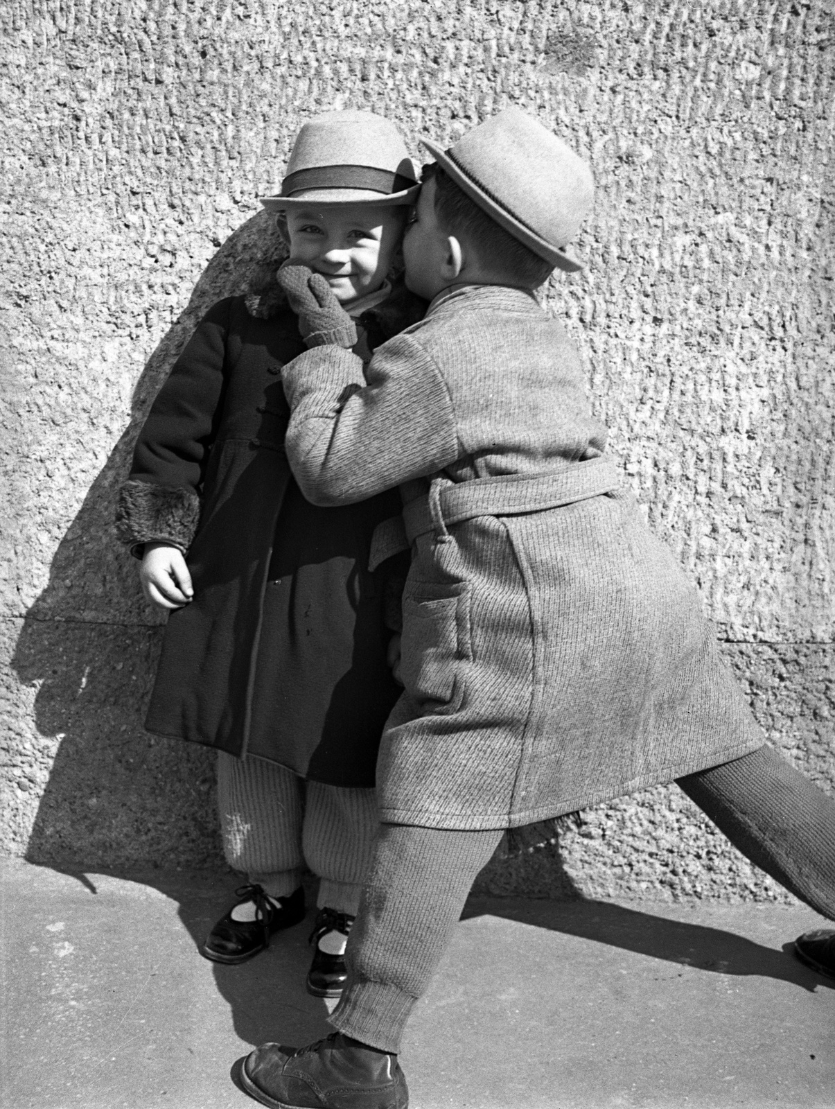 Hungary, Városmajor, Budapest XII., a Jézus Szíve-templomnál., 1941, Lissák Tivadar, kids, secret, Budapest, whispering, Fortepan #71452