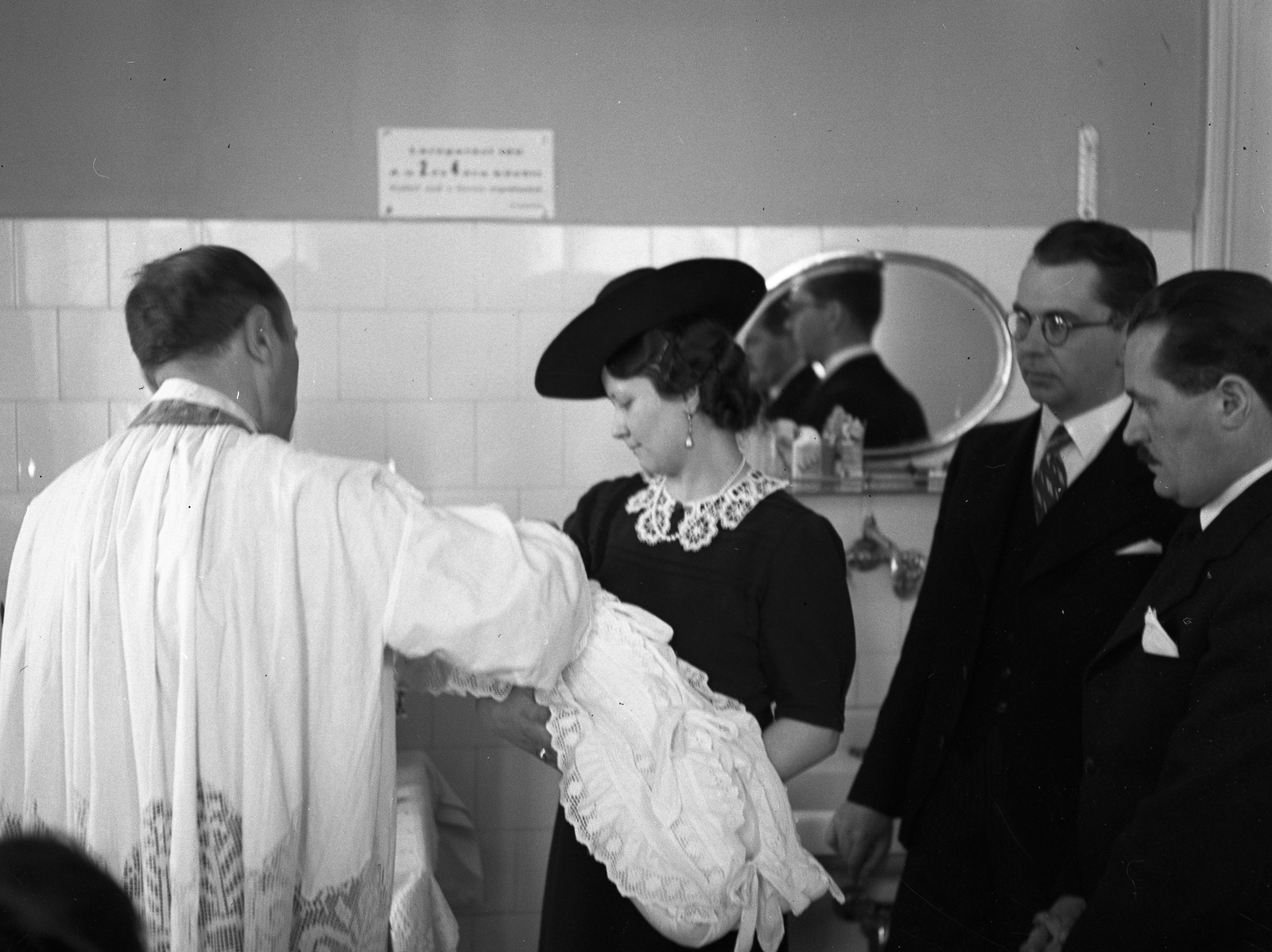 1941, Lissák Tivadar, priest, medical institution, mirror, christening, Fortepan #71457