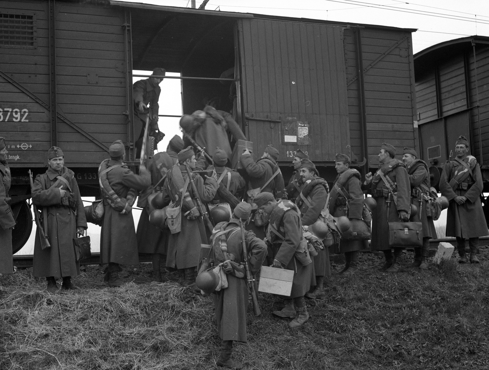 Hungary, Szentendre, bevagonírozás a Görgey Artúr laktanyába vezető vágánynál., 1941, Lissák Tivadar, railway, weapon, soldier, helmet, sword, coach, bag, gun, ground cloth, "Bocskai" side cap, Fortepan #71468