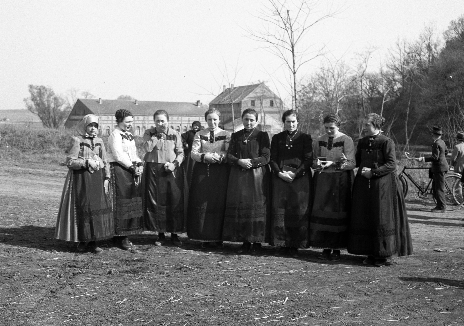 Hungary, Villány, háttérben a Bartonicsek malom és szálloda., 1941, Lissák Tivadar, bicycle, tableau, folk costume, Fortepan #71475