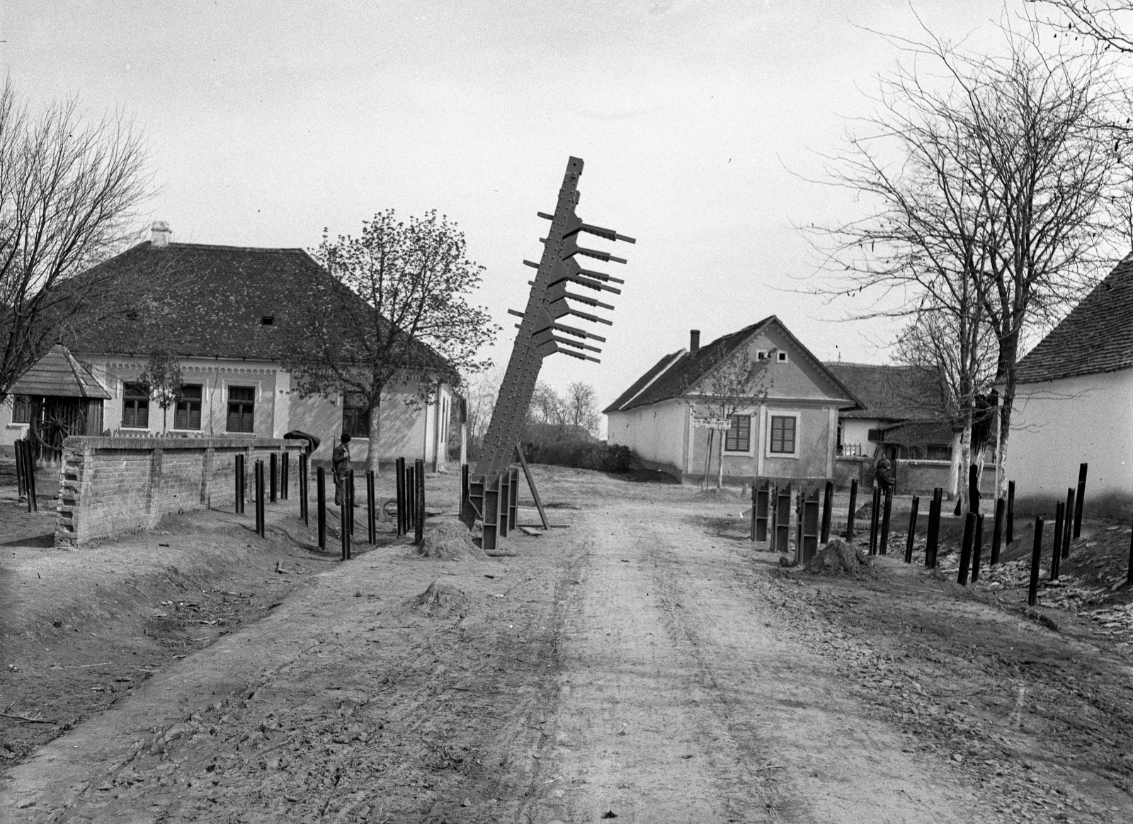 Croatia, Petlovac, útakadály a falu központjában., 1941, Lissák Tivadar, well, road signs, farmhouse, road block, anti-tank obstacles, Fortepan #71479