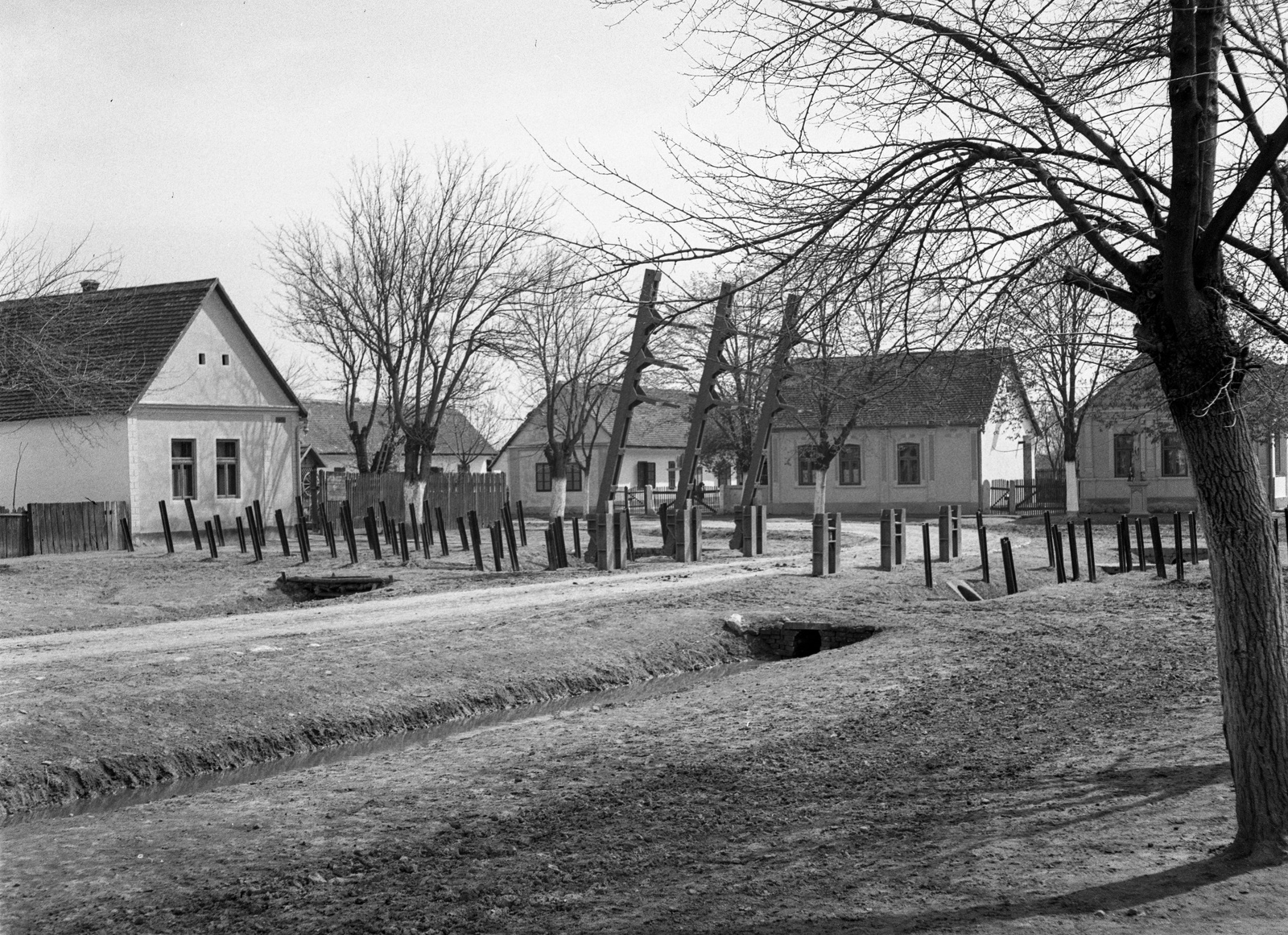 Horvátország, Baranyaszentistván, útakadály a Pélmonostor felé vezető úton., 1941, Lissák Tivadar, parasztház, útakadály, harckocsi akadály, Fortepan #71481