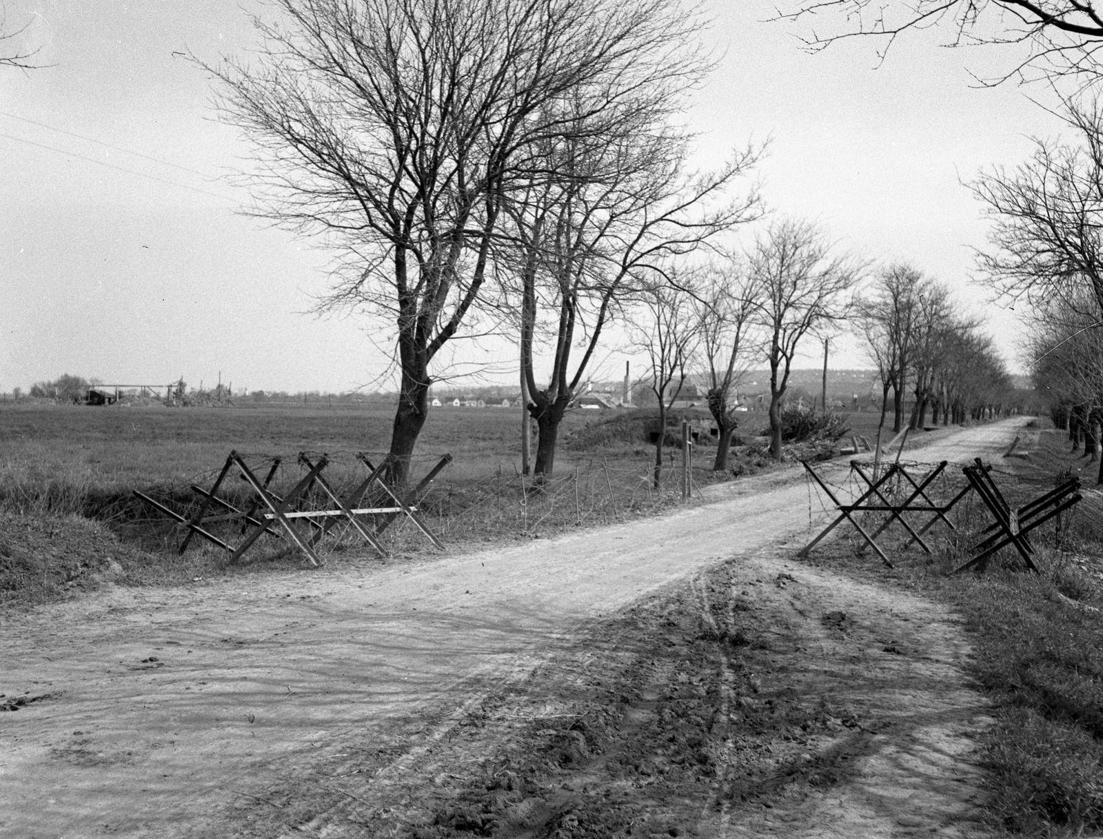 Horvátország, országút Baranyaszentistván és Pélmonostor között., 1941, Lissák Tivadar, látkép, bunker, útakadály, Fortepan #71484
