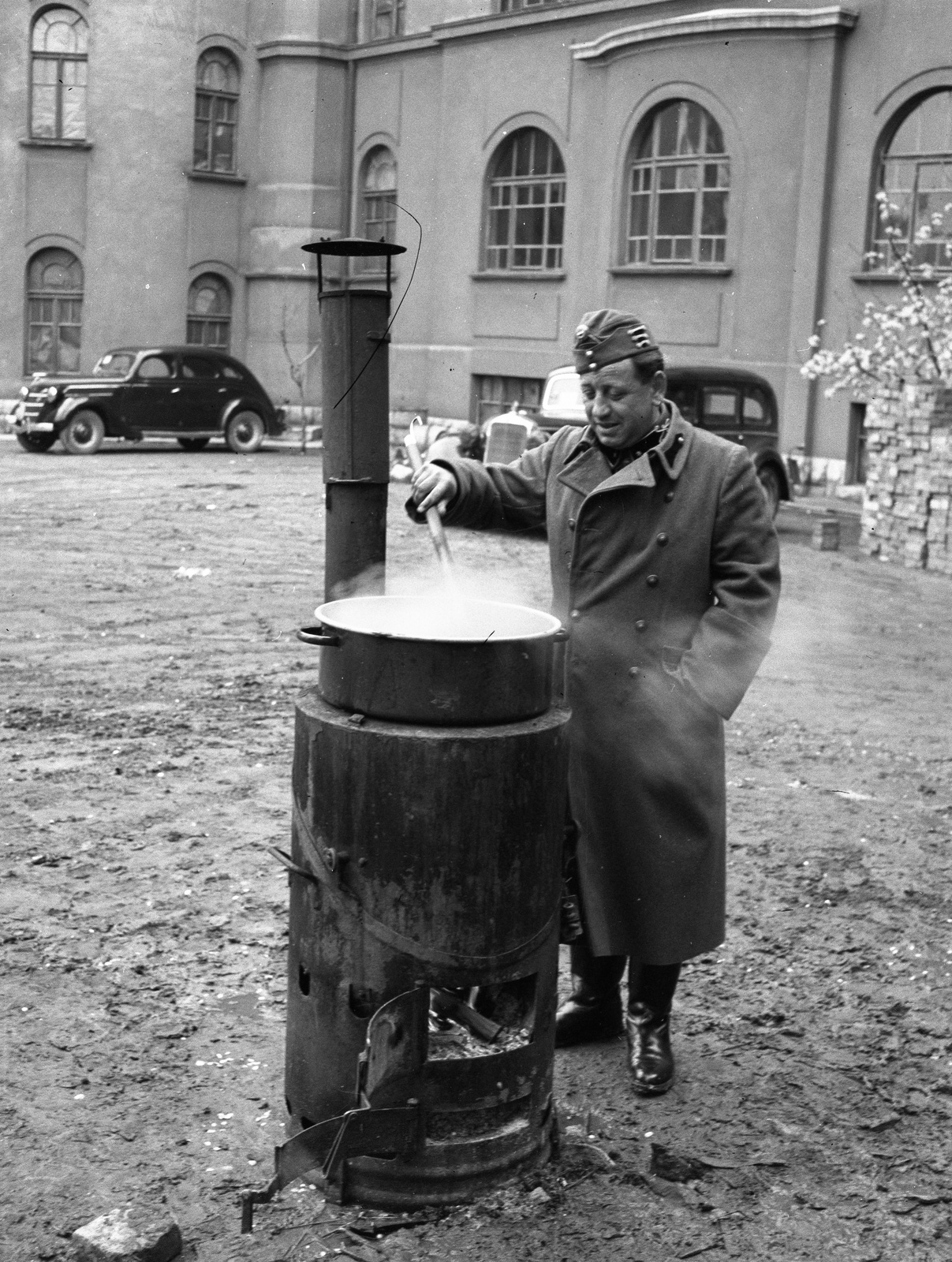 Hungary, Pécs, Rét utca 41-43. Pécsi Tanonciskola (később Angster József Szakképző Iskola) udvara., 1941, Lissák Tivadar, soldier, pot, cooking, automobile, "Bocskai" side cap, Fortepan #71499