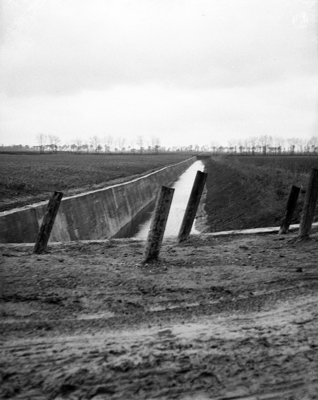 Harckocsi akadályok, harckocsi akasztók vasúti sínből és árok akadály., 1941, Lissák Tivadar, picture, canal, road block, anti-tank obstacles, Fortepan #71509