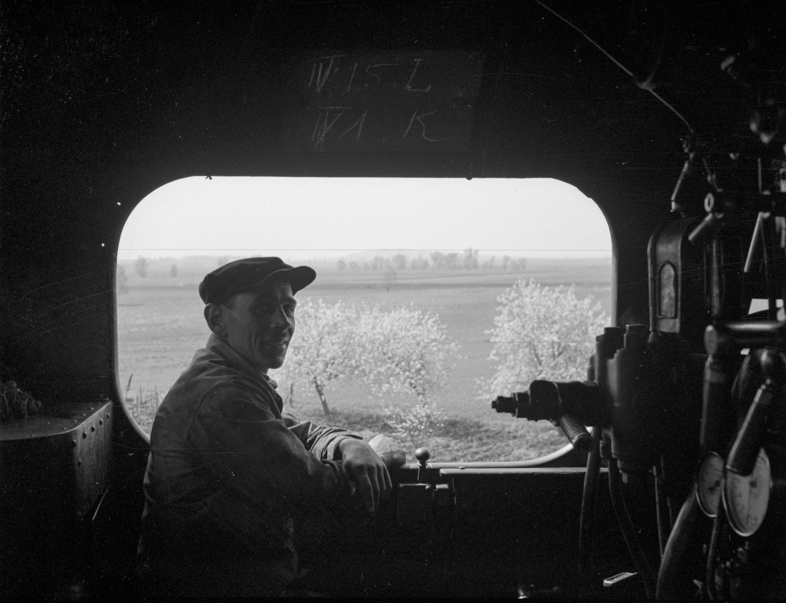 Croatia, Beli Manastir, a vasúti hidak helyreállításakor használt gőzmozdony., 1941, Lissák Tivadar, steam locomotive, train-driver, Fortepan #71523