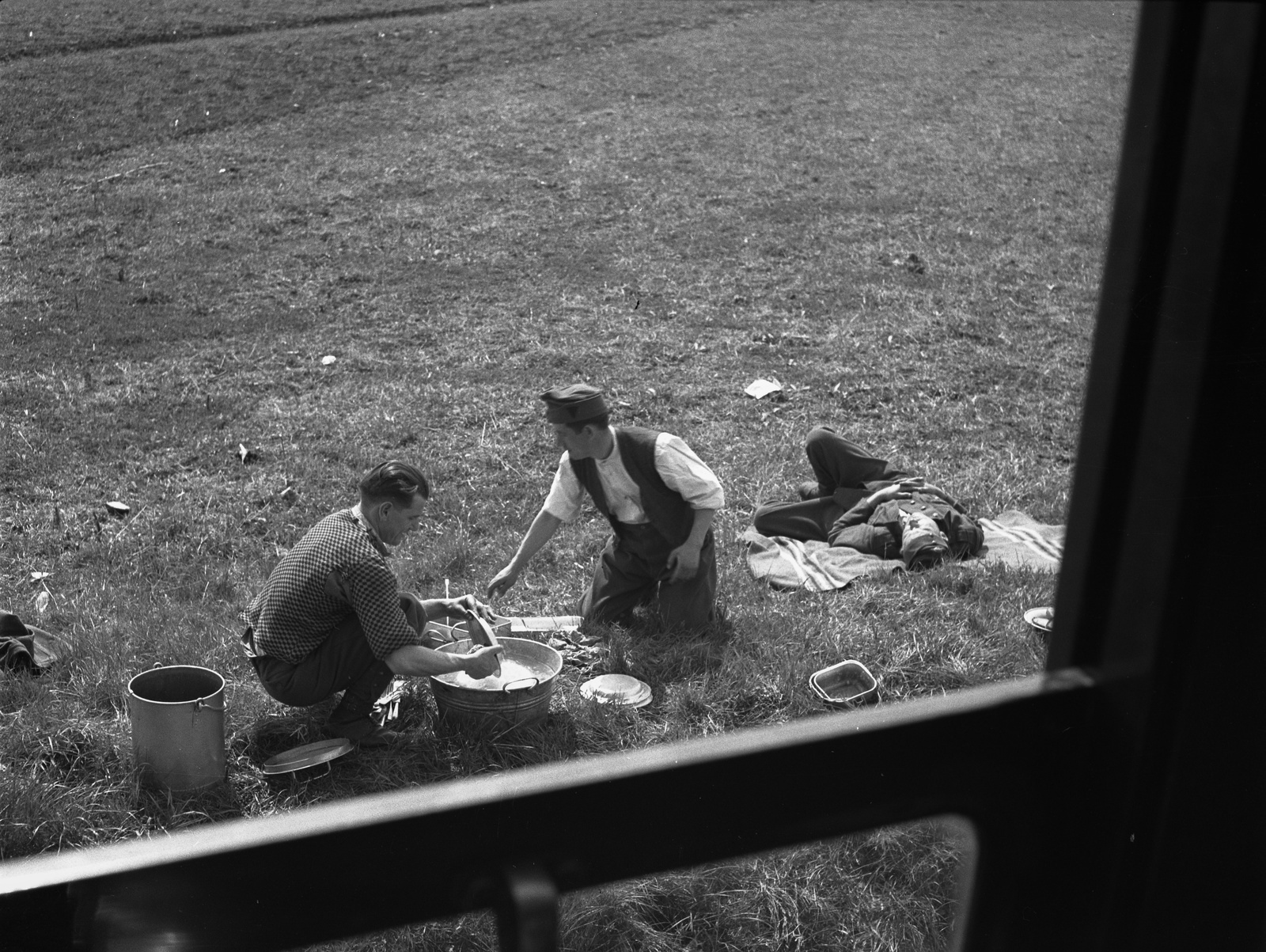 Croatia, Beli Manastir, pihenő a Karasica patak feletti vasúti híd helyreállítása közben., 1941, Lissák Tivadar, military, sunbathe, relaxation, dishwashing, Fortepan #71526