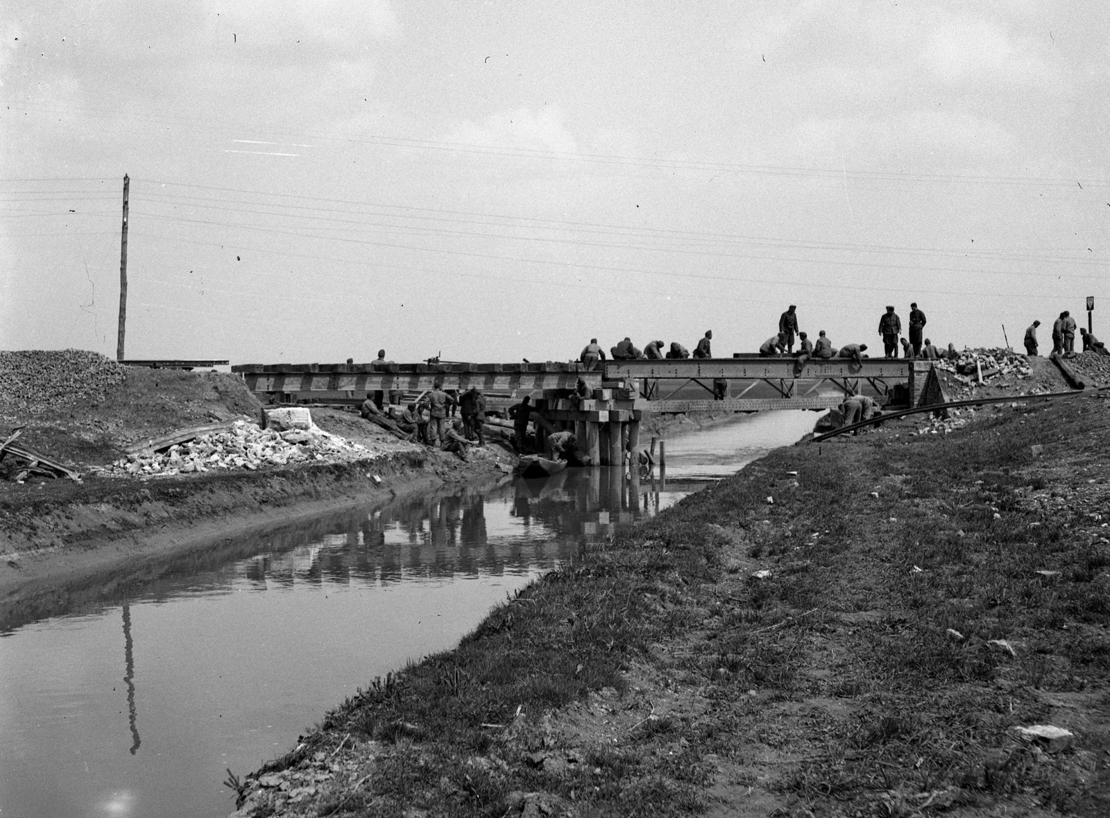 Horvátország, Pélmonostor, a vasúti híd helyreállítása a Karasica patak felett., 1941, Lissák Tivadar, hídépítés, katona, Fortepan #71534