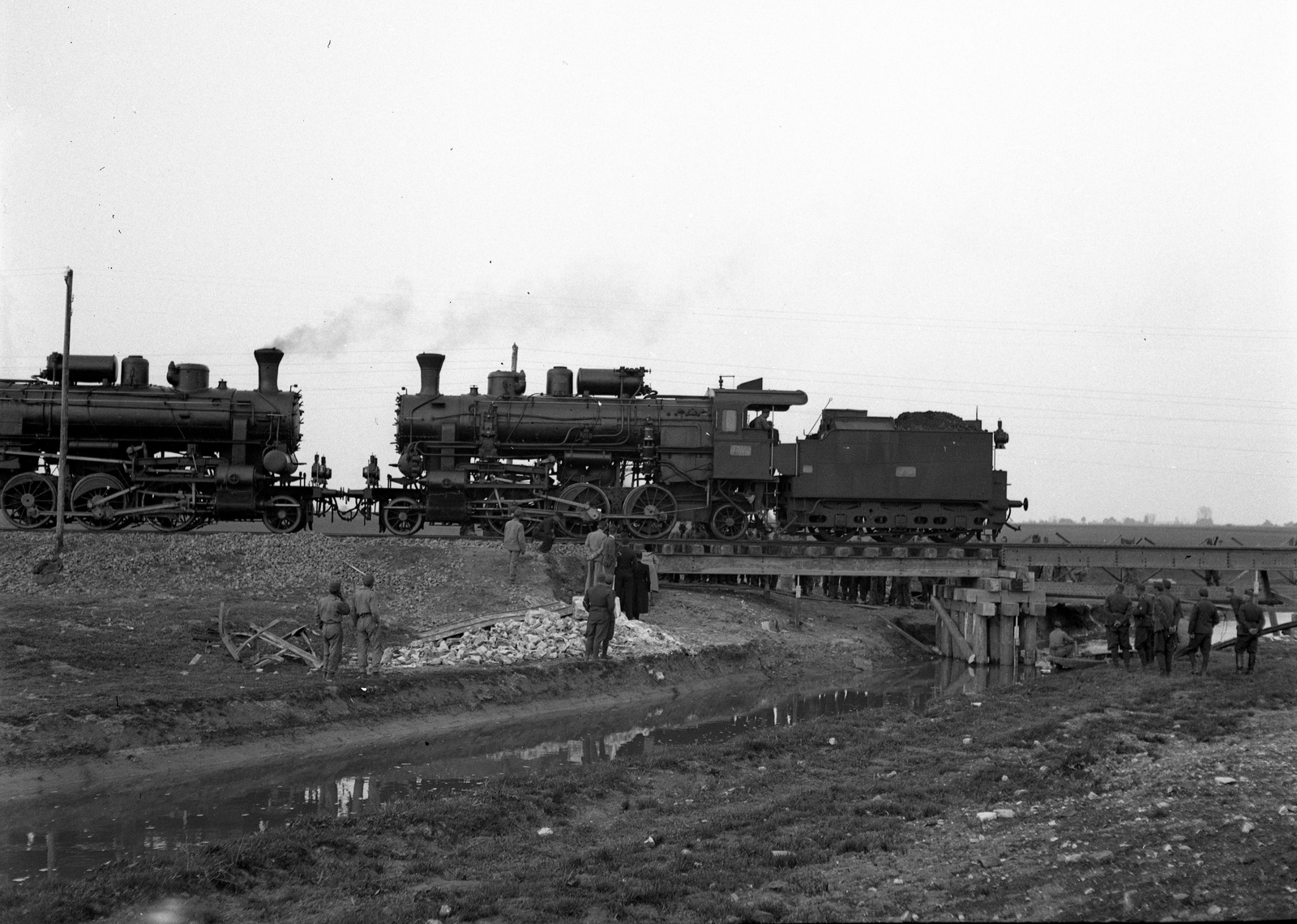 Croatia, Beli Manastir, teherpróba a Karasica patak felett helyreállított vasúti hídon., 1941, Lissák Tivadar, steam locomotive, railway, bridge, railway bridge, bridge building, soldier, MÁV Class 324, load testing, Fortepan #71538