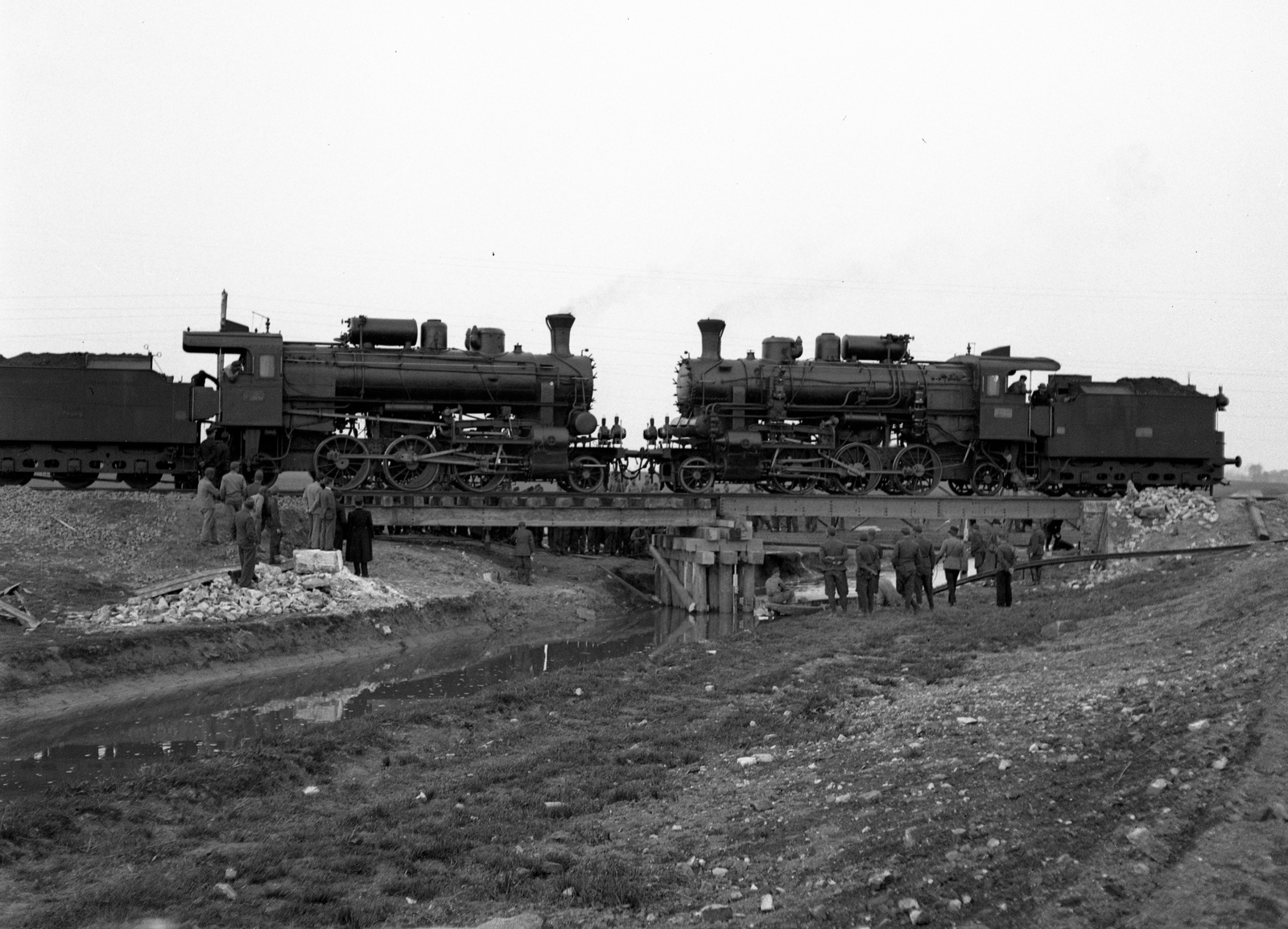 Croatia, Beli Manastir, teherpróba a Karasica patak felett helyreállított vasúti hídon., 1941, Lissák Tivadar, steam locomotive, railway, bridge, railway bridge, bridge building, soldier, MÁV Class 324, load testing, Fortepan #71539