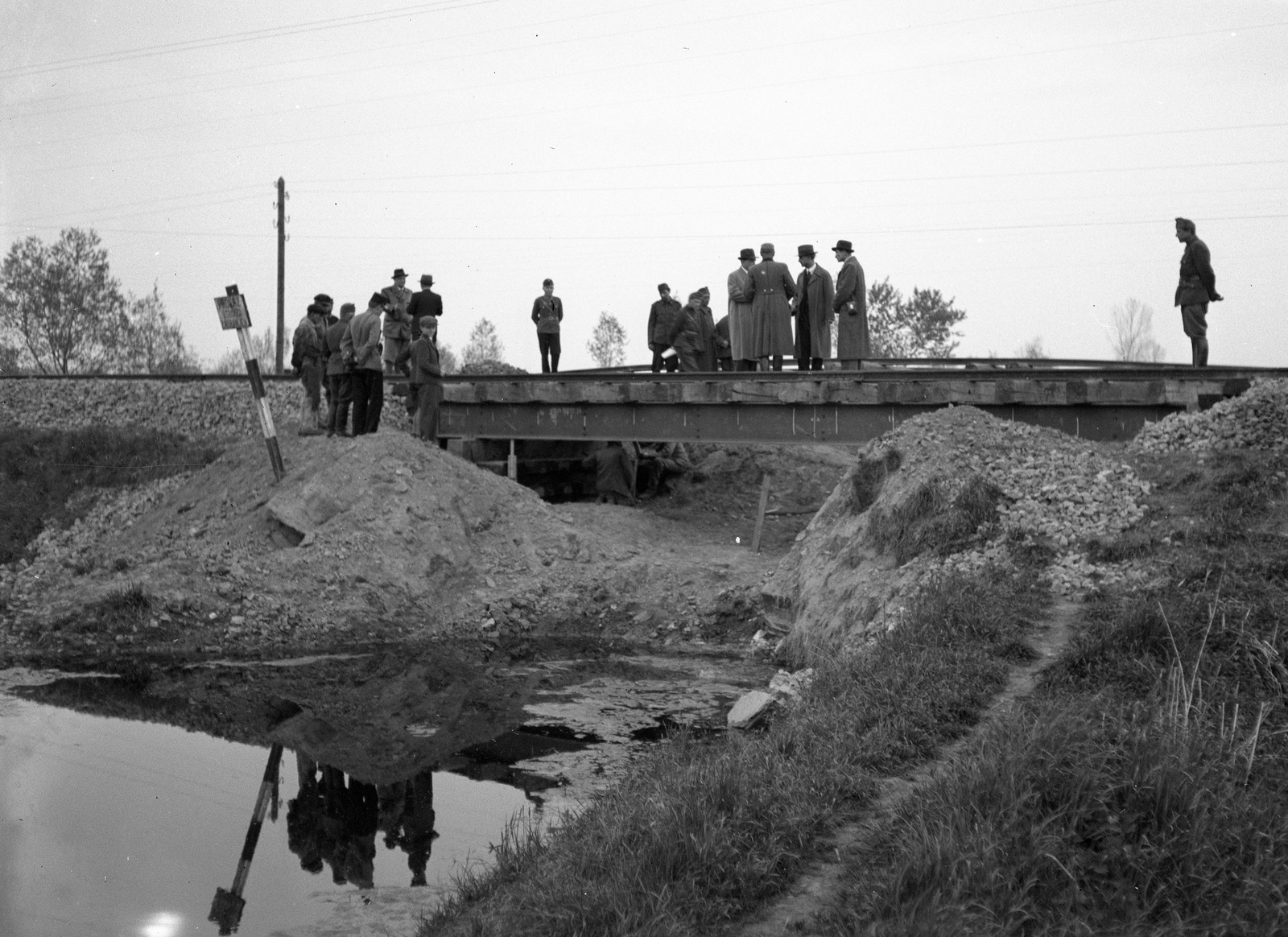 Croatia, Beli Manastir, a Szívó-árok felett helyreállított vasúti híd., 1941, Lissák Tivadar, bridge, soldier, load testing, Fortepan #71543