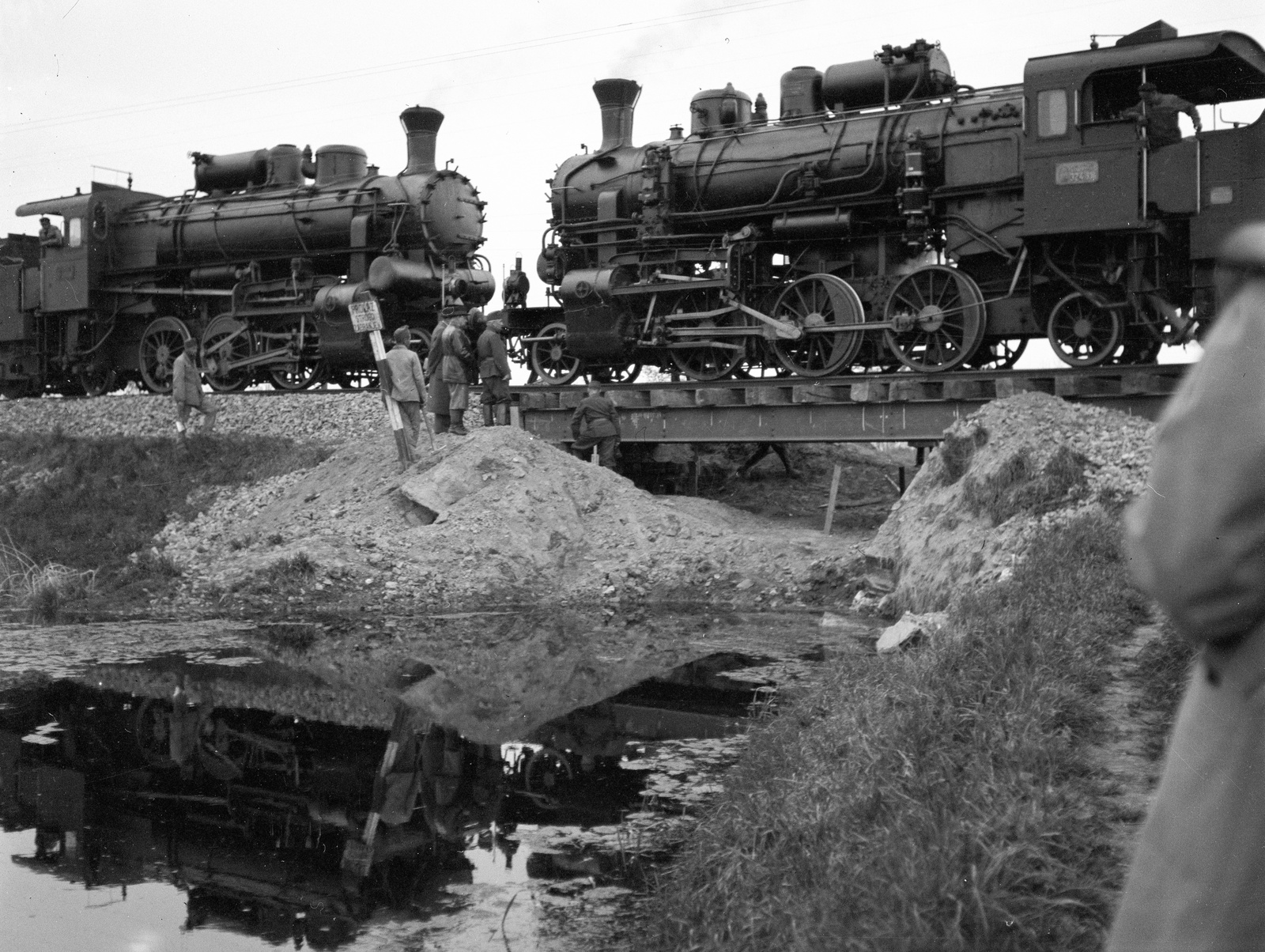 Croatia, Beli Manastir, teherpróba a Szívó-árok felett helyreállított vasúti hídon., 1941, Lissák Tivadar, steam locomotive, railway, bridge, MÁV Class 324, load testing, Fortepan #71544