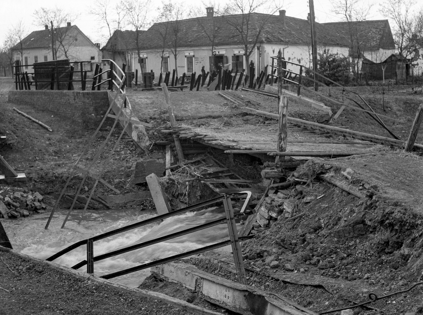 Croatia, Branjin Vrh, lerombolt híd a Karasica patak felett., 1941, Lissák Tivadar, bridge, war damage, wrecked bridge, road block, anti-tank obstacles, Fortepan #71550