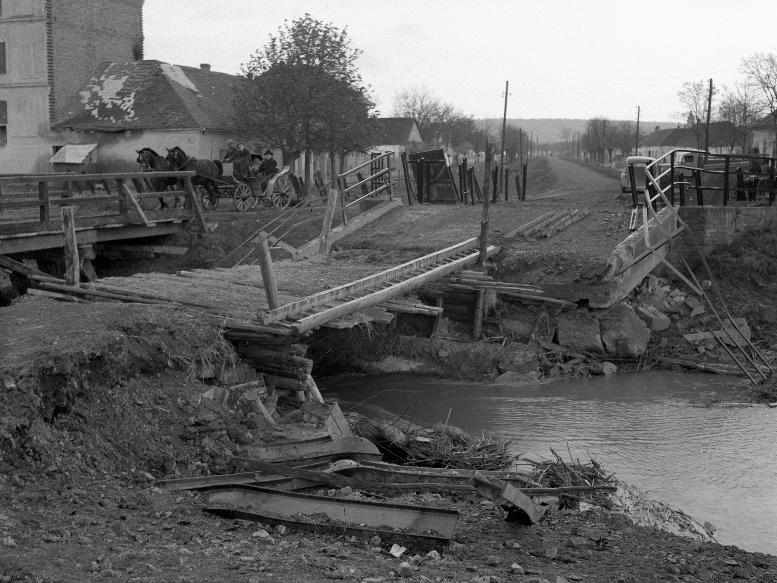 Croatia, Branjin Vrh, lerombolt híd a Karasica patak felett, balra a malom épülete., 1941, Lissák Tivadar, bridge, war damage, Horse-drawn carriage, wrecked bridge, Fortepan #71552