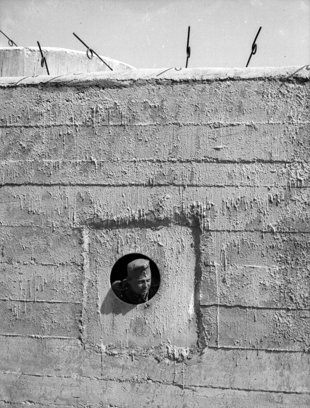 Croatia, Beli Manastir, bunker a vasútállomás környékén., 1941, Lissák Tivadar, soldier, peeking, Best of, Fortepan #71556