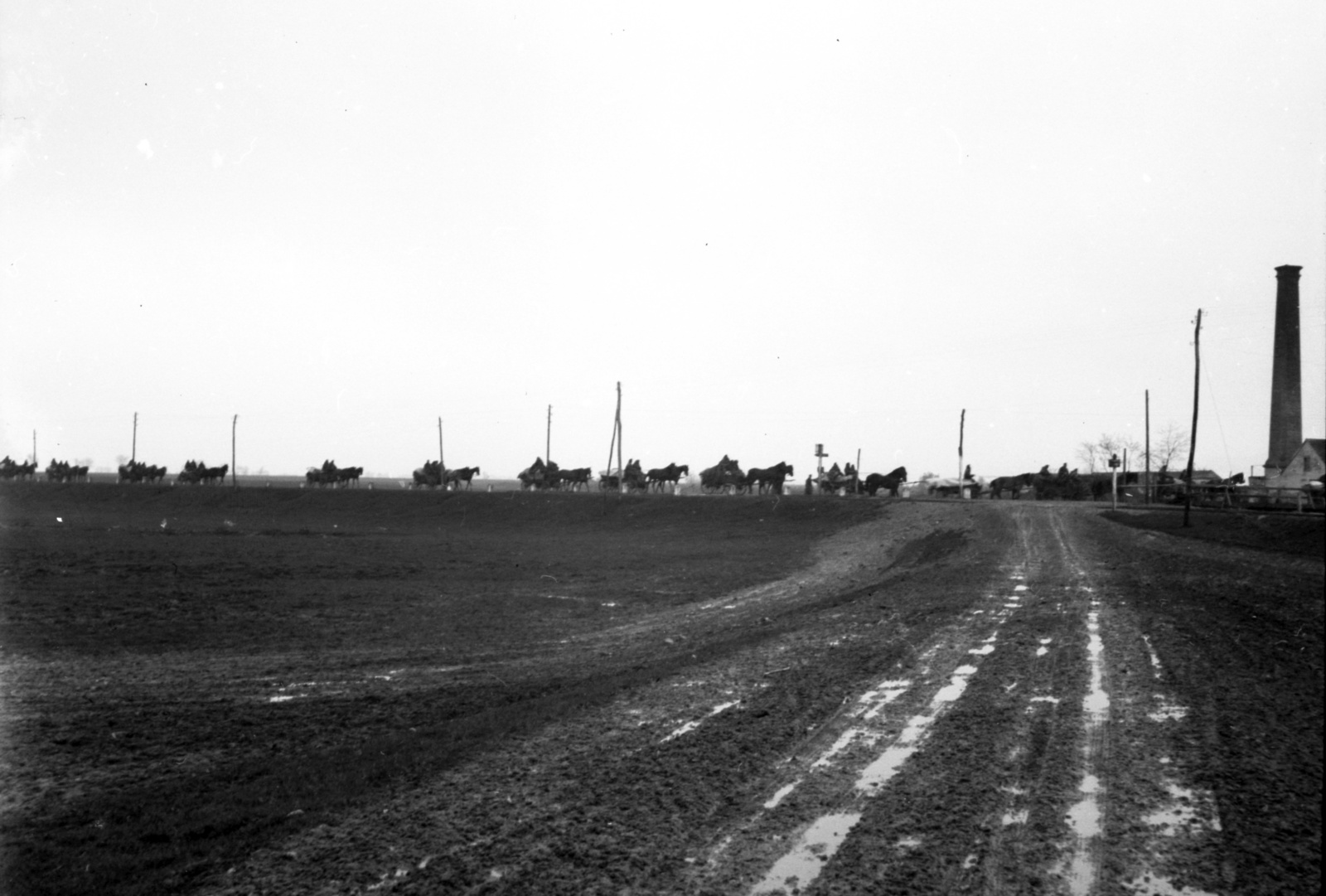 Croatia, Branjin Vrh, a Karasica patak partja, jobbra a malom kéménye., 1941, Lissák Tivadar, Horse-drawn carriage, chimney, mud, Fortepan #71575