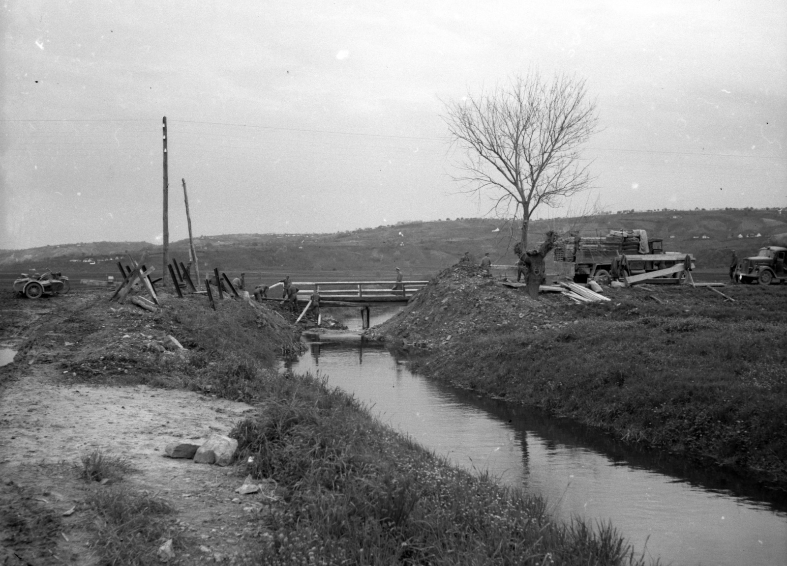 Croatia, ideiglenes közúti híd a Szívó-árok felett Baranyavár és Pélmonostor között., 1941, Lissák Tivadar, war damage, commercial vehicle, motorcycle with sidecar, bridge building, Fortepan #71576