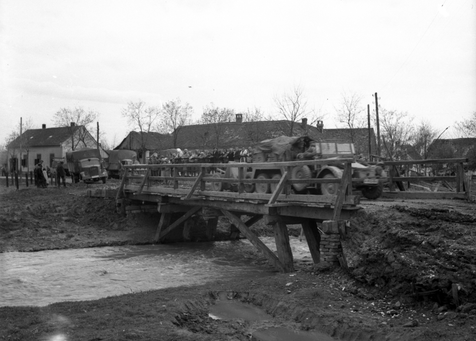 Croatia, Branjin Vrh, újjáépített híd a Karasica patak felett., 1941, Lissák Tivadar, bridge, war damage, Gerrman brand, commercial vehicle, military, ordnance, Krupp-brand, Fortepan #71578