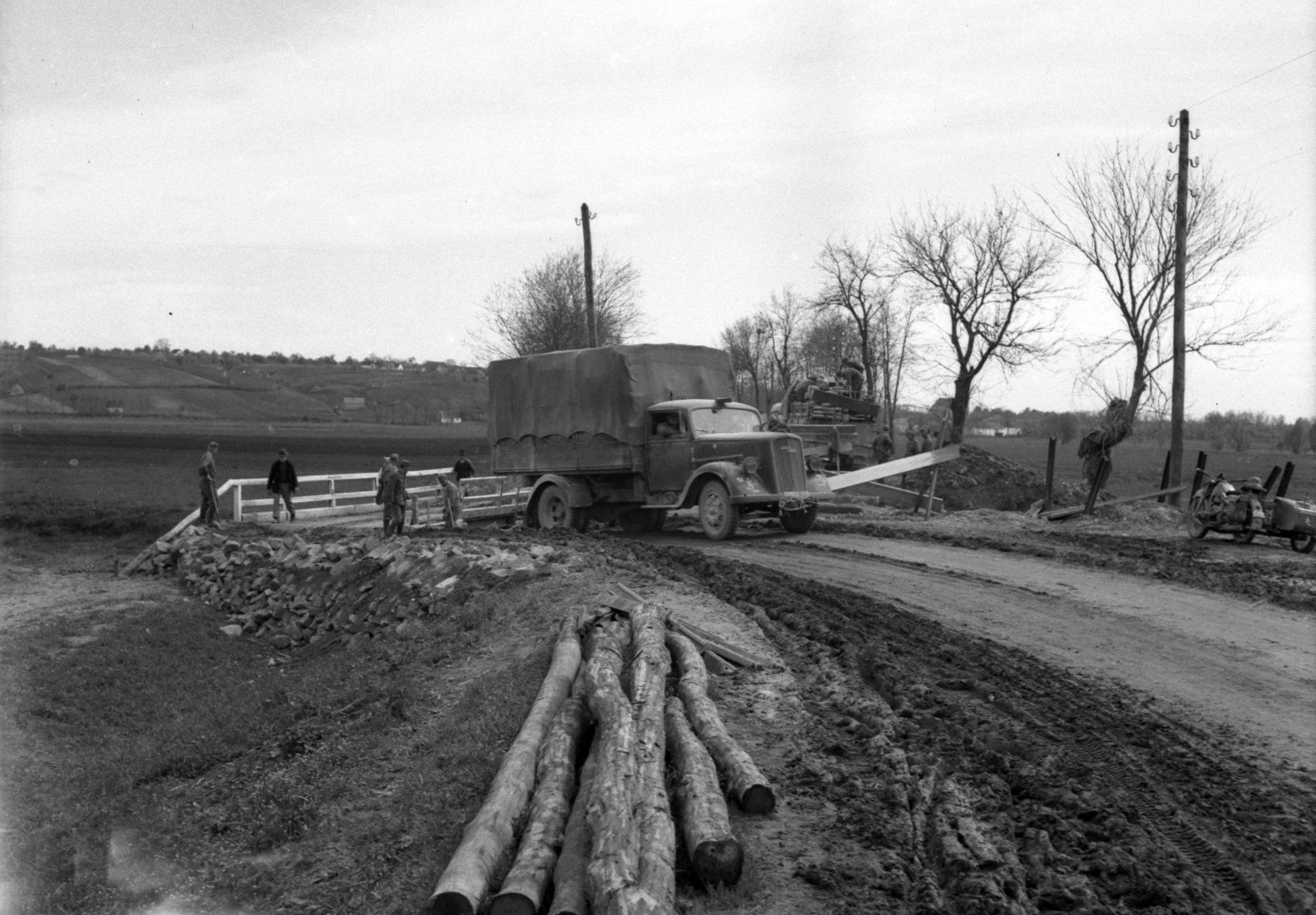 Croatia, ideiglenes közúti híd a Szívó-árok felett Baranyavár és Pélmonostor között., 1941, Lissák Tivadar, war damage, motorcycle, commercial vehicle, motorcycle with sidecar, bridge building, mud, trunk, Fortepan #71582