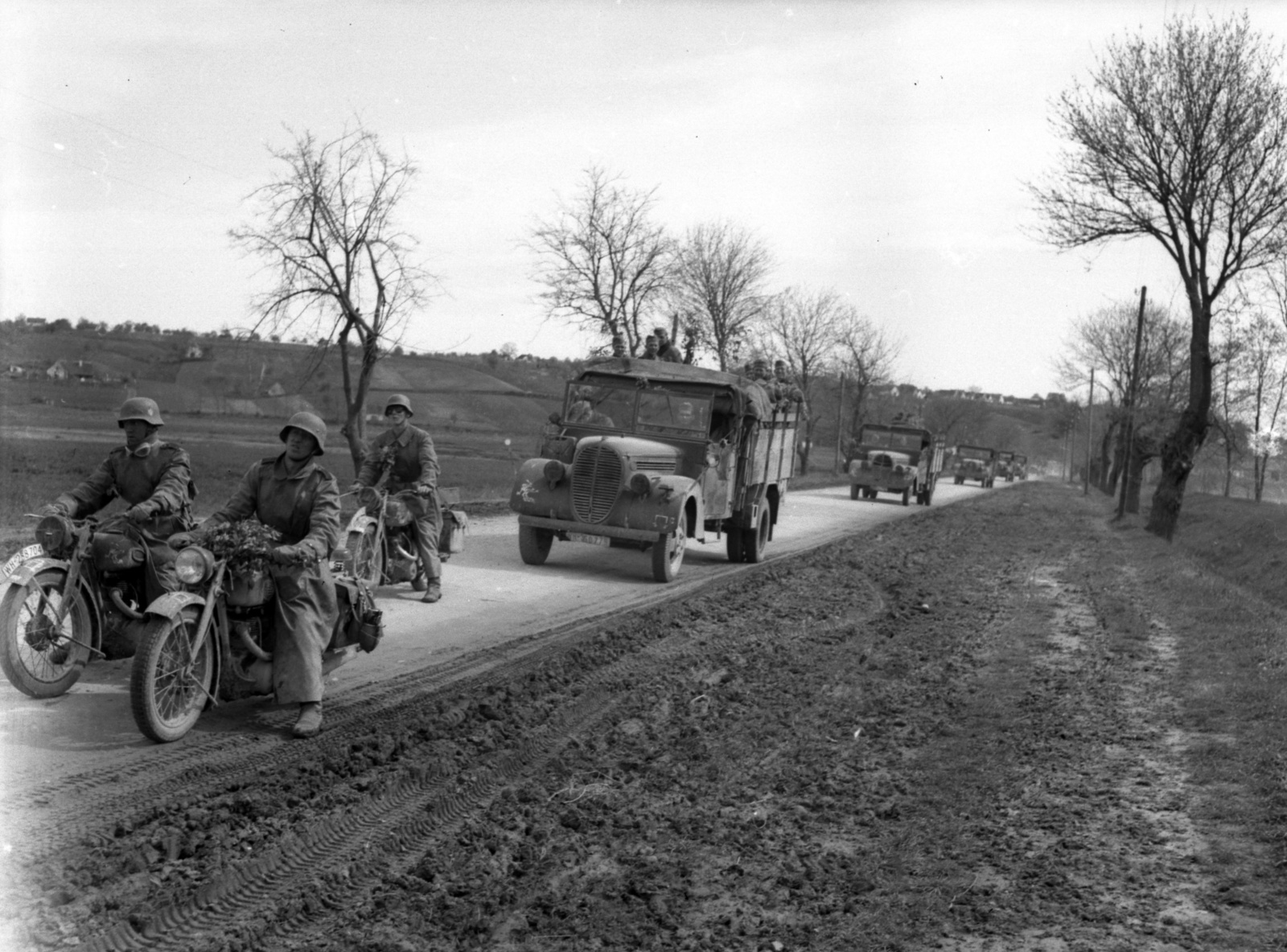 Horvátország, Baranyavár és Pélmonostor közötti országút., 1941, Lissák Tivadar, motorkerékpár, teherautó, katonaság, Ford-márka, második világháború, Wehrmacht, sár, Ford G917T, Fortepan #71583