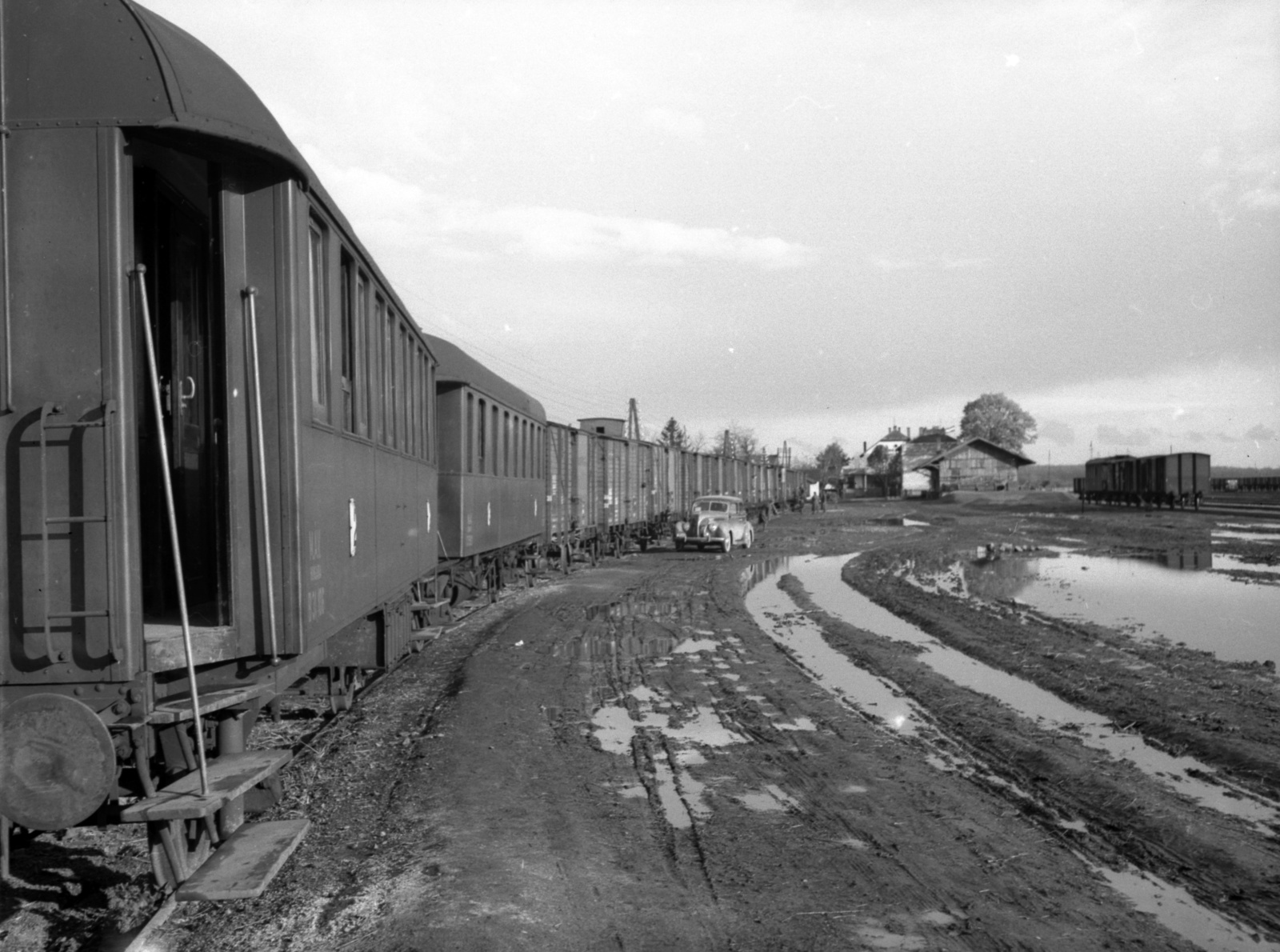 Croatia, Beli Manastir, (ekkor Baranyavár-Pélmonostor), vasútállomás., 1941, Lissák Tivadar, railway, american brand, puddle, Ford-brand, rail, train station, mud, automobile, Fortepan #71585