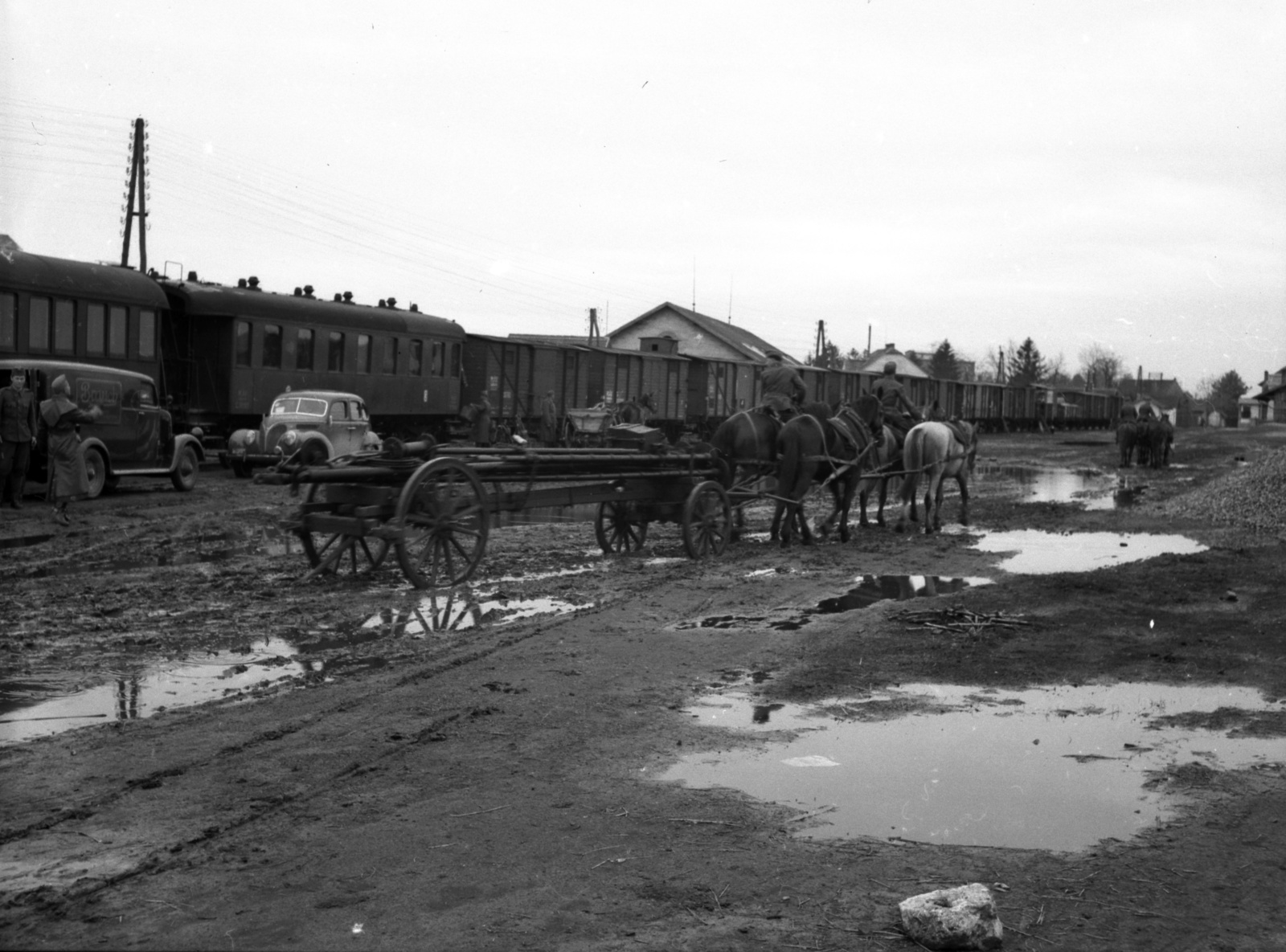 Croatia, Beli Manastir, (ekkor Baranyavár-Pélmonostor), vasútállomás., 1941, Lissák Tivadar, railway, horse, chariot, puddle, Ford-brand, coach, rail, train station, mud, automobile, Fortepan #71592