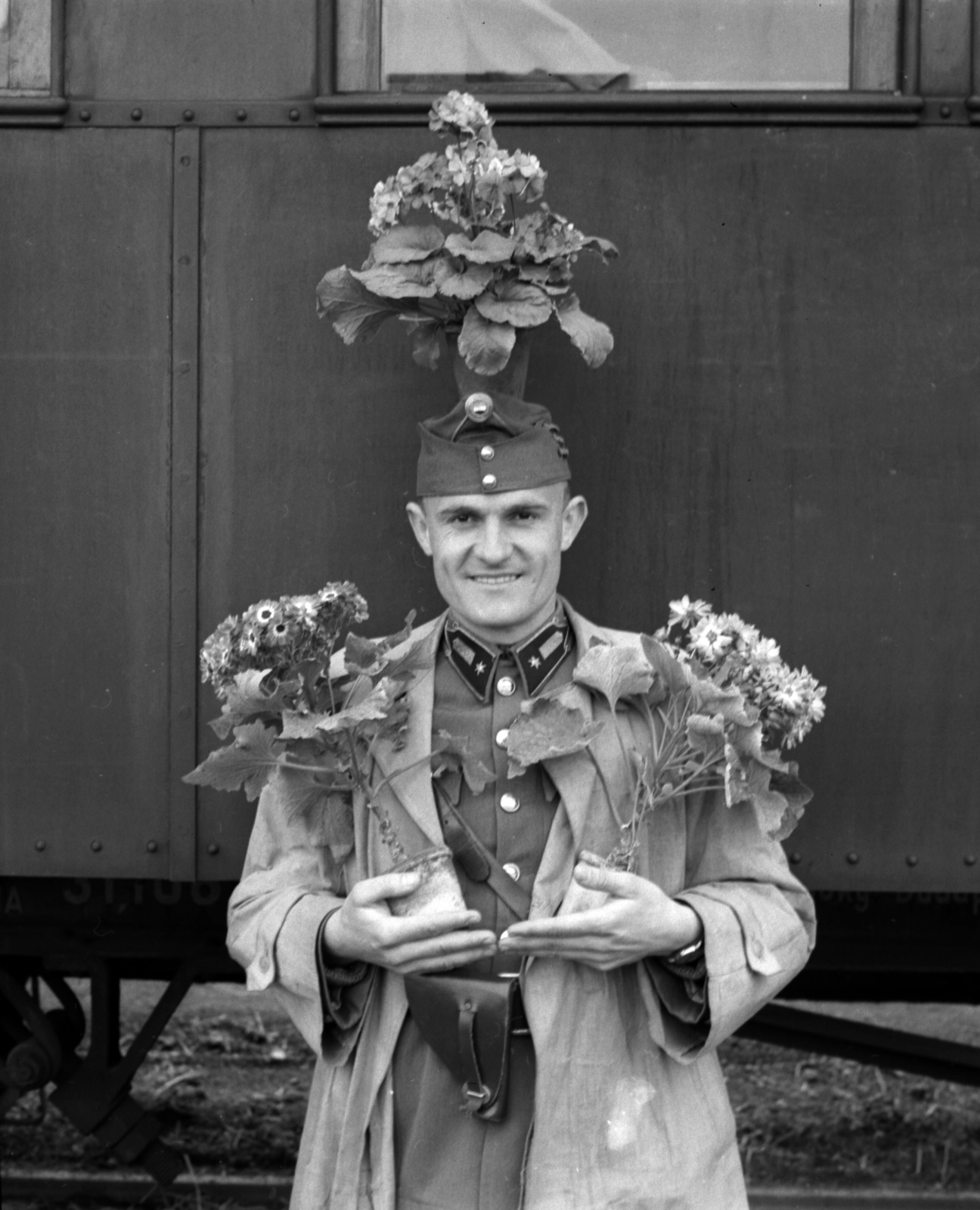 Horvátország, Pélmonostor, (ekkor Baranyavár-Pélmonostor), vasútállomás., 1941, Lissák Tivadar, mosoly, katona, virágcsokor, pisztolytáska, Best of, Fortepan #71594