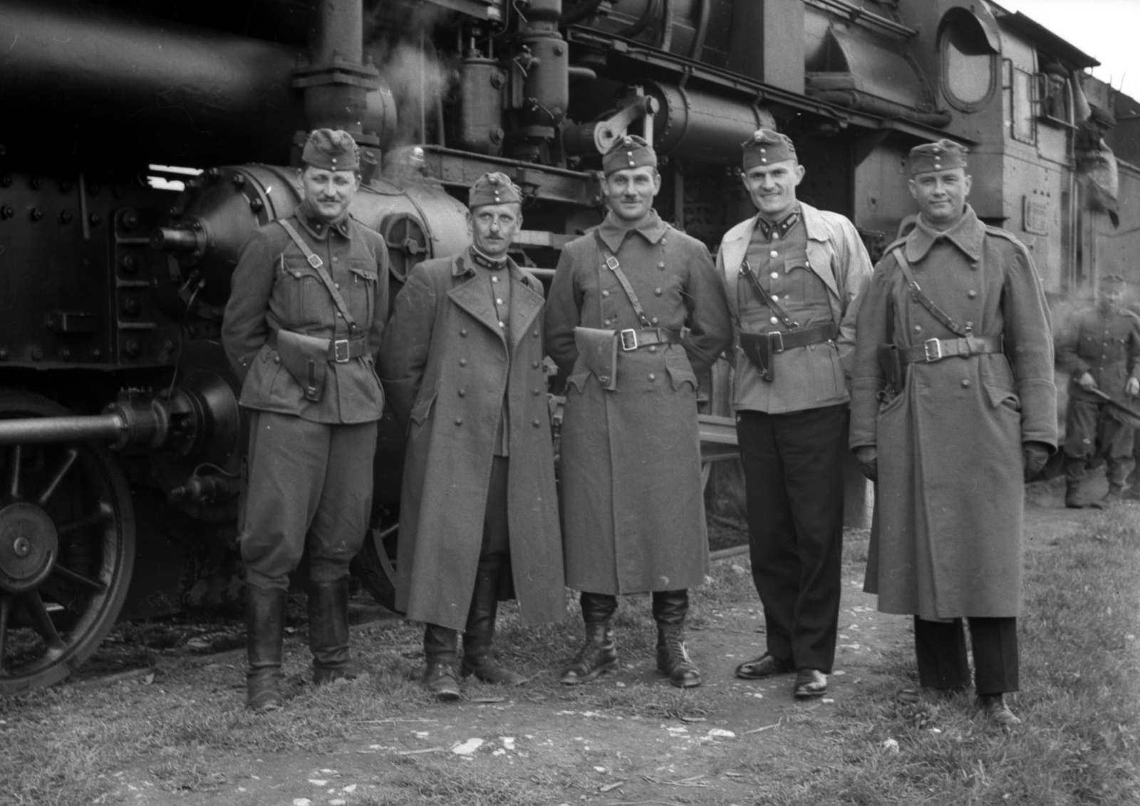Croatia, Beli Manastir, (ekkor Baranyavár-Pélmonostor), vasútállomás., 1941, Lissák Tivadar, steam locomotive, tableau, soldier, pistol holster, Fortepan #71595