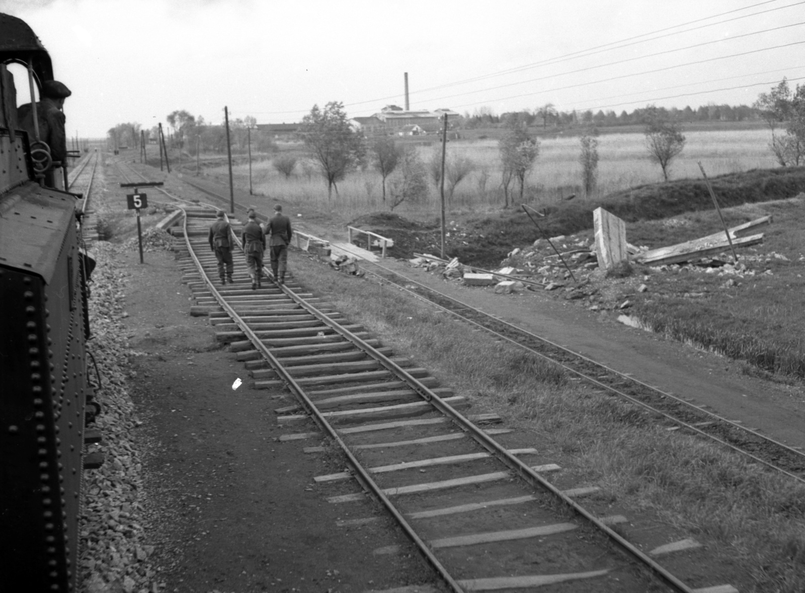 Horvátország, Pélmonostor, a vasútvonal a Szívó-ároknál, jobbra  baranyavári cukorgyár., 1941, Lissák Tivadar, gőzmozdony, háborús kár, gyár, katona, sínpálya, kisvasút, tábla, cukorfinomító, Fortepan #71599