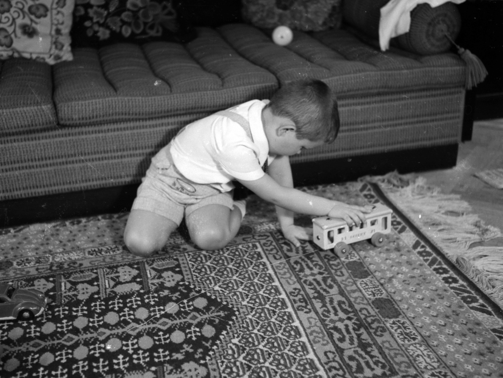 Hungary, Budapest II., Retek utca 29-31., I. emeleti lakás utcai szobája., 1941, Lissák Tivadar, model car, carpet, Budapest, Fortepan #71609