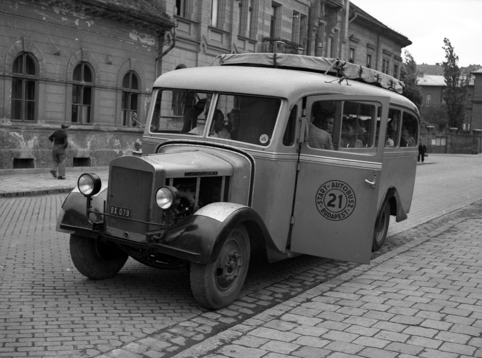 Magyarország, Budapest XII., Csaba utca a Jézus Szíve-templom előtt. A Budapesti Cecilia Kórus fellépésre indul., 1941, Lissák Tivadar, autóbusz, magyar gyártmány, utcakép, Mercedes-márka, MÁVAG-márka, kockakő, licenc, MÁVAG-Mercedes-Benz, MÁVAG LO 2500, Budapest, Fortepan #71611