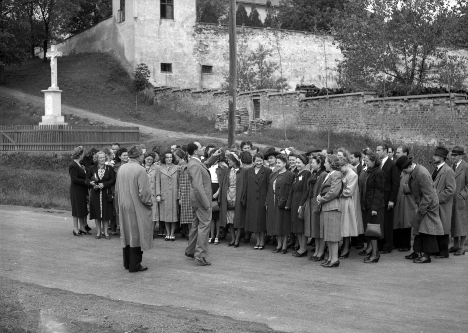 Hungary, Máriabesnyő, Gödöllő, a kegyhely mellett, balra a Besnyői Szűzanya Kereszt. Bárdos Lajos karnagy és a Budapesti Cecilia Kórus., 1941, Lissák Tivadar, tableau, choir, crucifix, conductor, Catholic Church, pilgrimage, Fortepan #71614