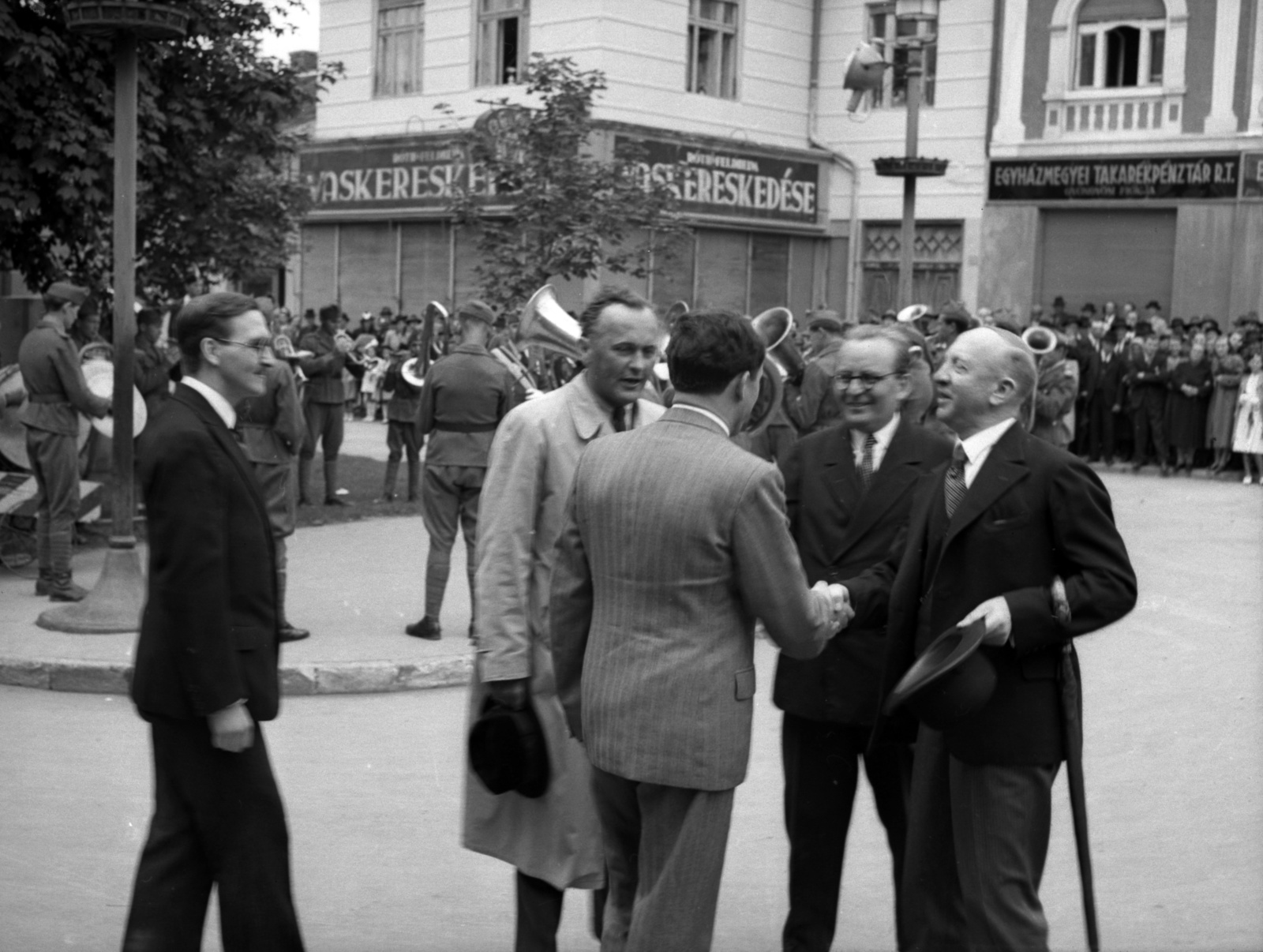 Hungary, Gyöngyös, Fő (Hanisz) tér. Háttal világos öltönyben Bárdos Lajos a Budapesti Cecilia kórus karnagya., 1941, Lissák Tivadar, musical instrument, sign-board, trumpet, military band, drum, horn, conductor, Fortepan #71616