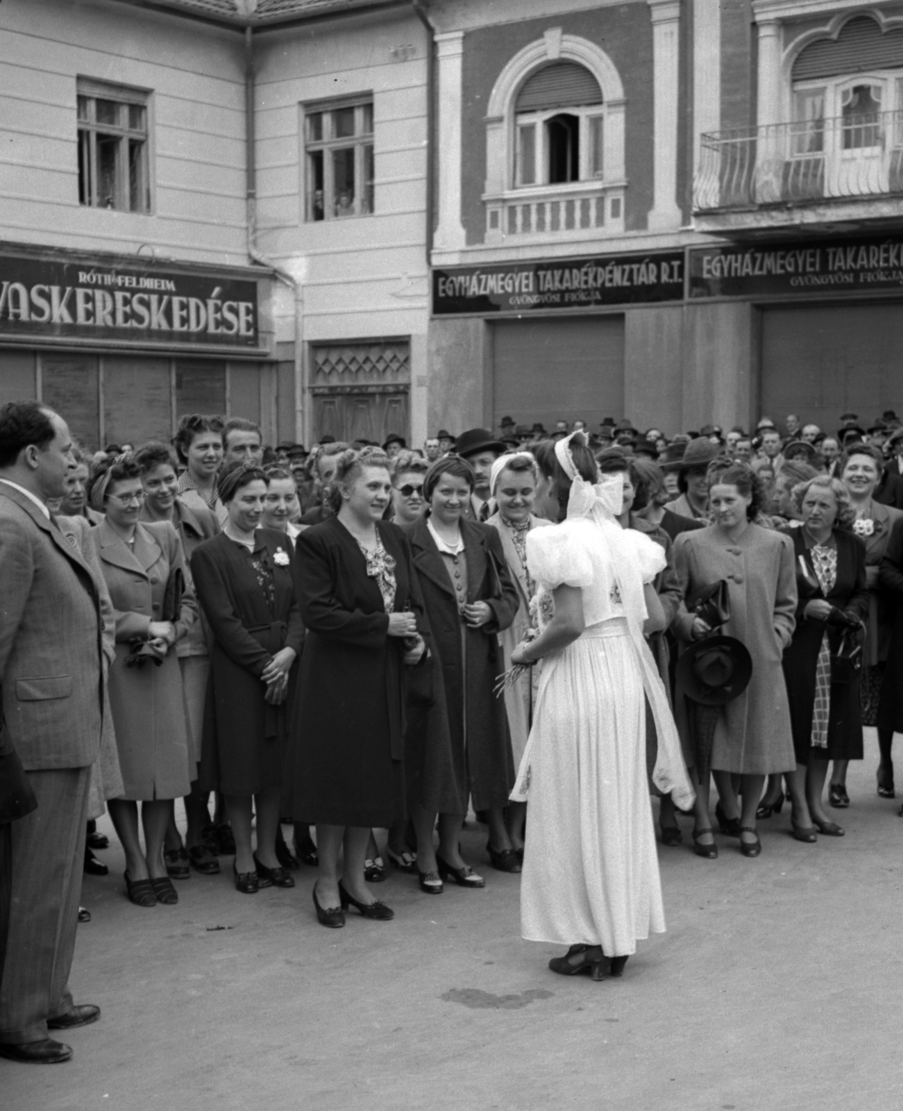 Hungary, Gyöngyös, Fő (Hanisz) tér. Bárdos Lajos karnagy és a Budapesti Cecilia Kórus., 1941, Lissák Tivadar, sign-board, folk costume, choir, conductor, Fortepan #71618