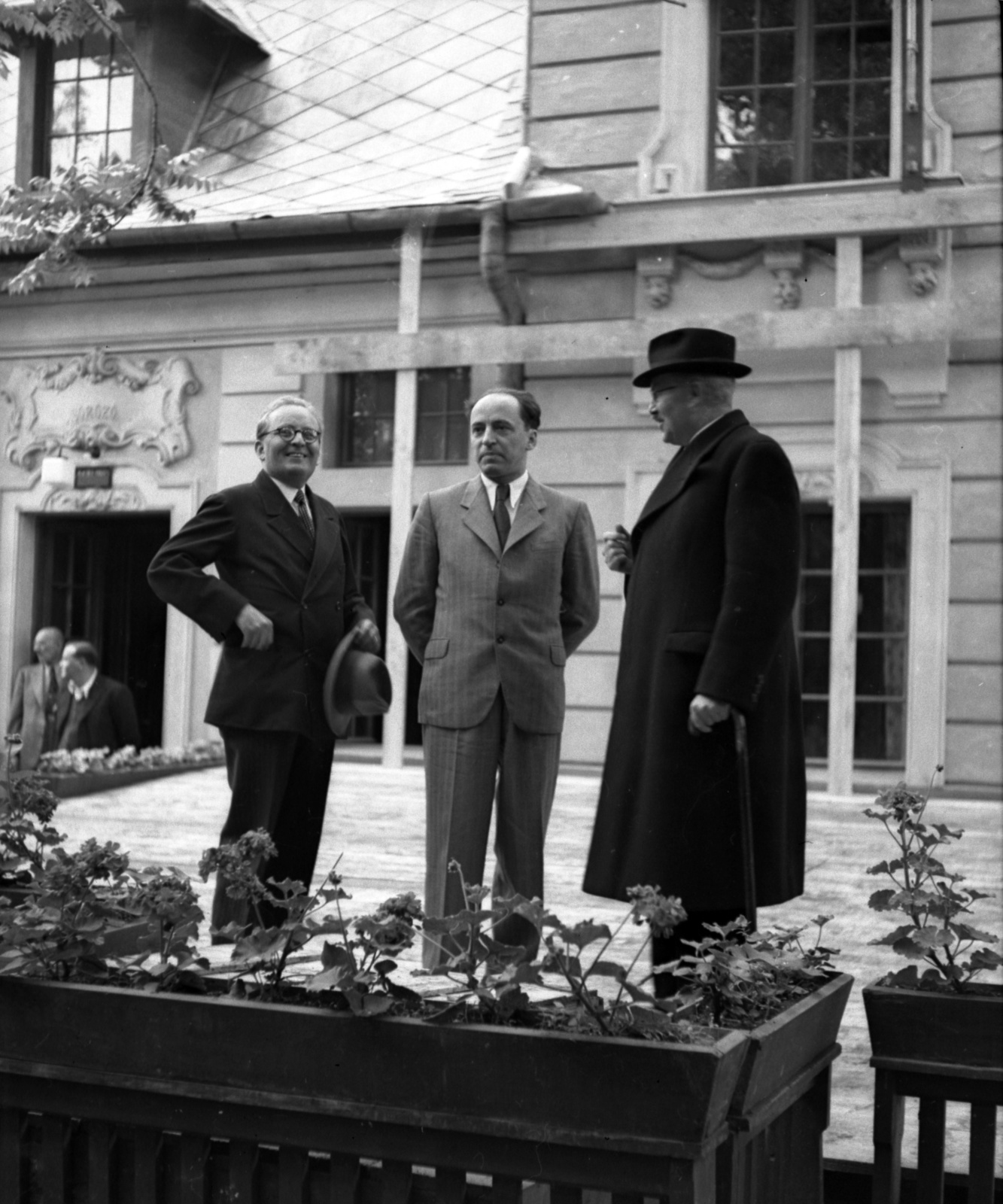 Hungary, Gyöngyös, Bugát Pál (Hanák Kolos) tér, a KIOSZK Söröző előtt. Középen a Budapesti Cecilia Kórus karnagya Bárdos Lajos., 1941, Lissák Tivadar, conductor, Fortepan #71622